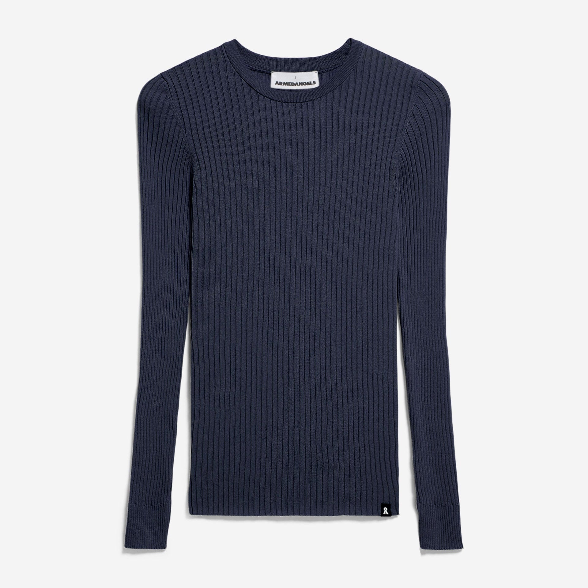Marineblauer, gerippter langärmeliger Pullover mit Rundhalsausschnitt, flach auf weißem Grund.