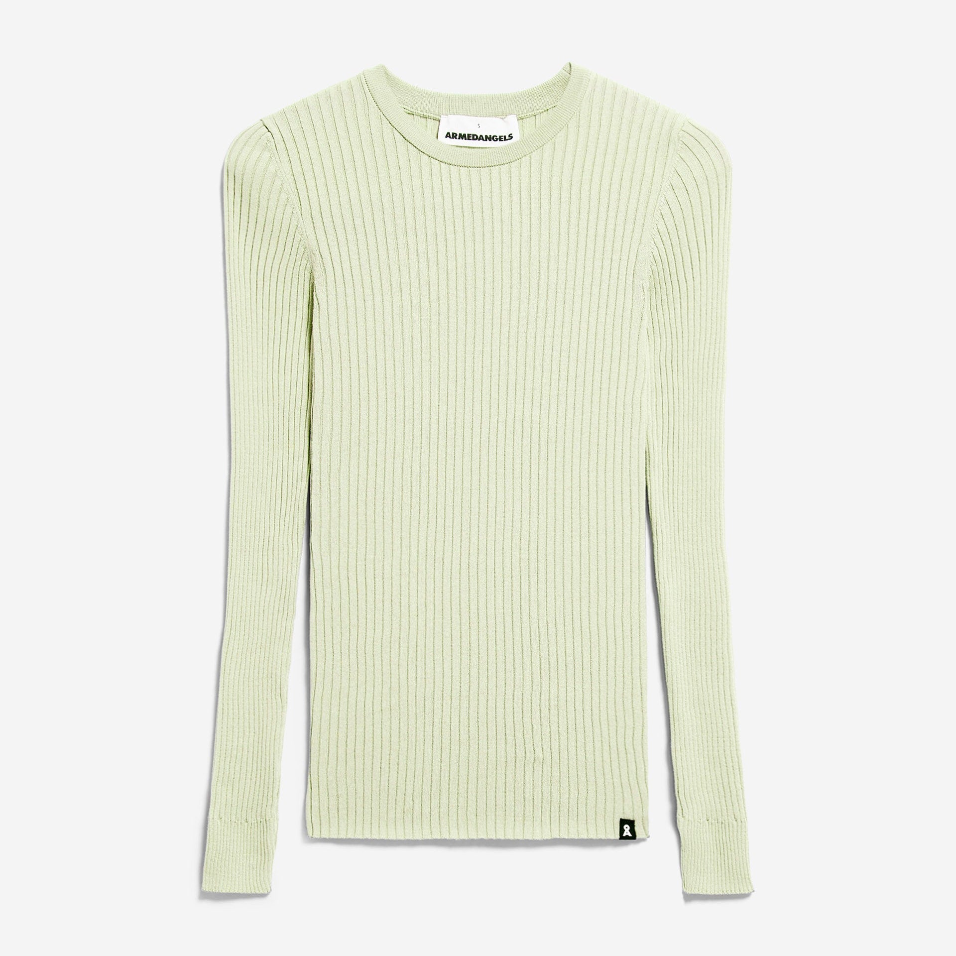 Ein hellgrüner, langärmeliger gerippter Pullover liegt flach auf einem weißen Hintergrund. Der Pullover hat einen Rundhalsausschnitt und ein kleines schwarzes Etikett in der Nähe des Saums.