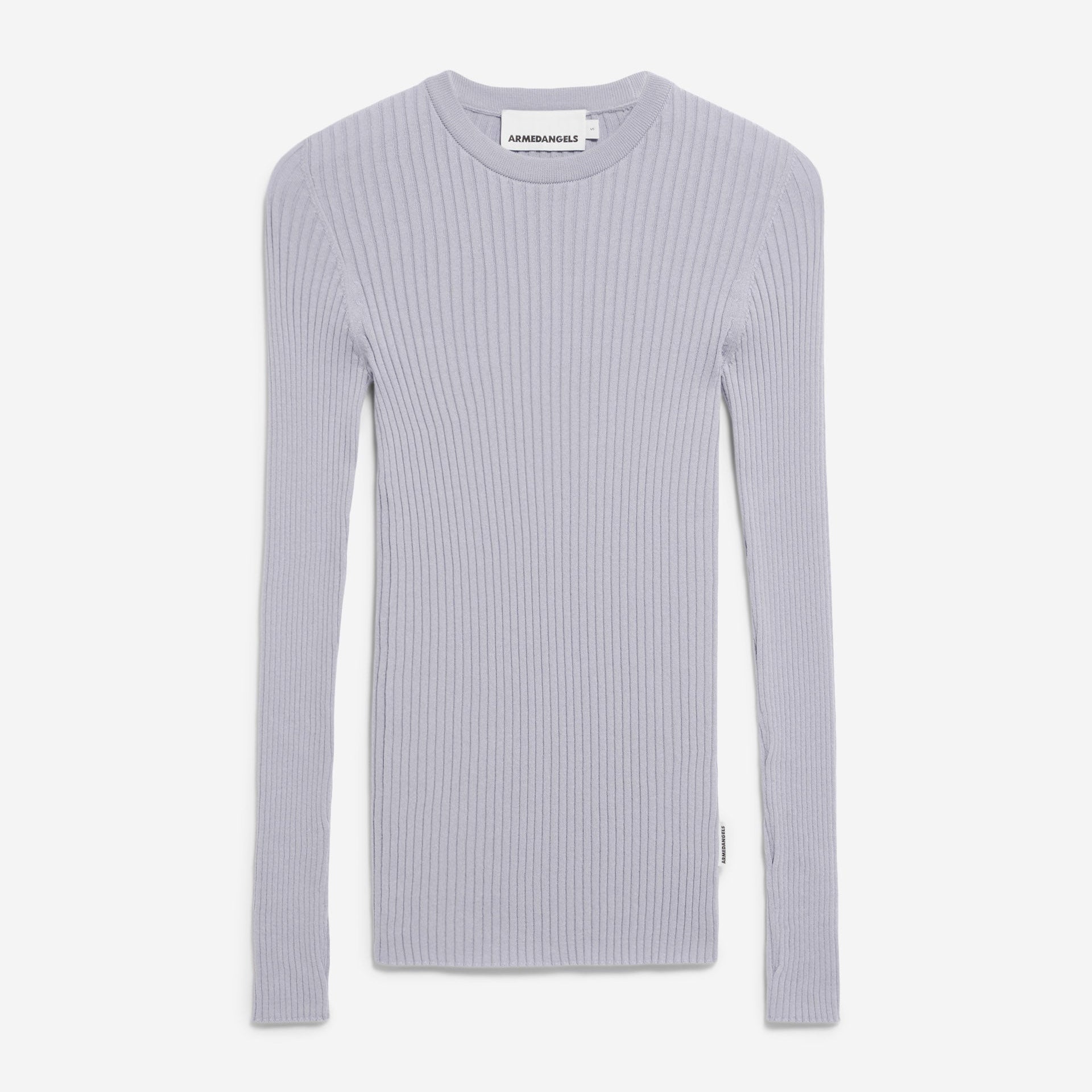 Ein hellgrauer, langärmeliger, gerippter Strickpullover mit Rundhalsausschnitt und schmaler Passform liegt flach auf weißem Grund.