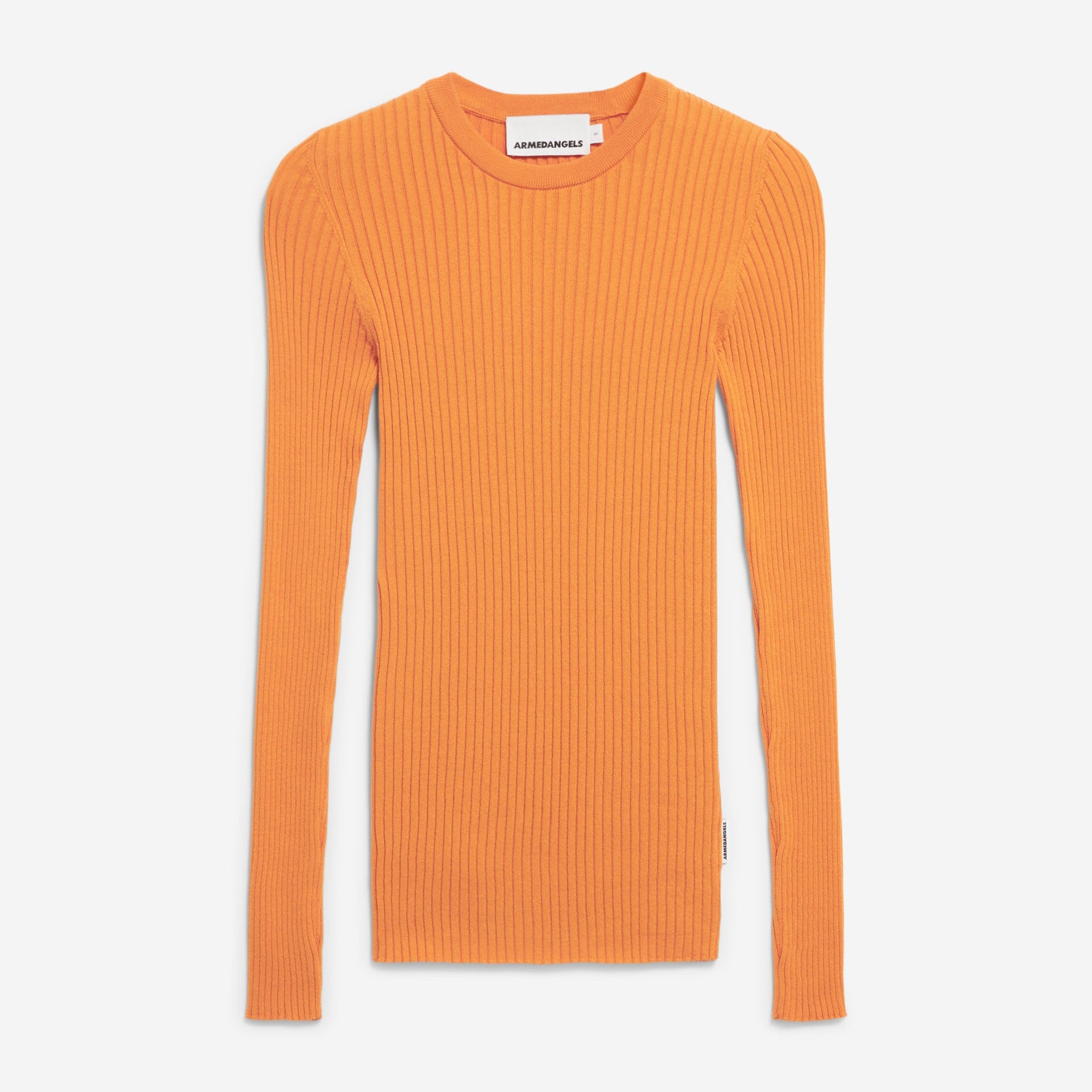 Ein langärmeliger, gerippter, orangefarbener Pullover liegt flach auf einem weißen Hintergrund. Der Pullover hat einen Rundhalsausschnitt und eine schmal geschnittene Silhouette.