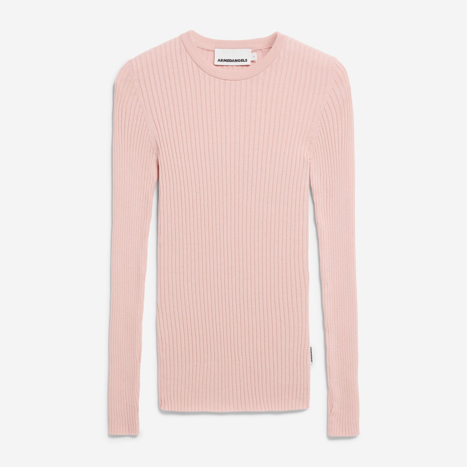 Rosafarbener, langärmeliger Pullover aus Rippenstrick, flach auf weißem Grund. Der Pullover hat einen Rundhalsausschnitt und ist tailliert geschnitten.
