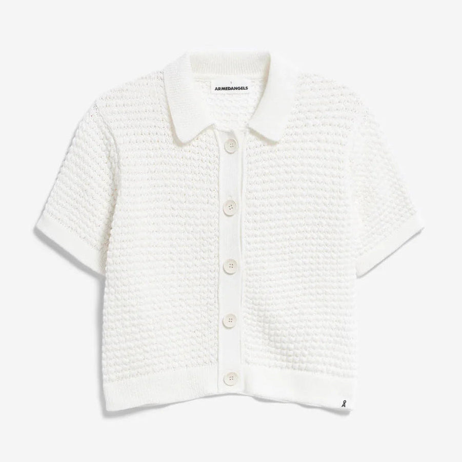 Kurzärmelige, weiße, strukturierte Strickjacke mit Kragen, großen weißen Knöpfen und einem dezenten Strickmuster.