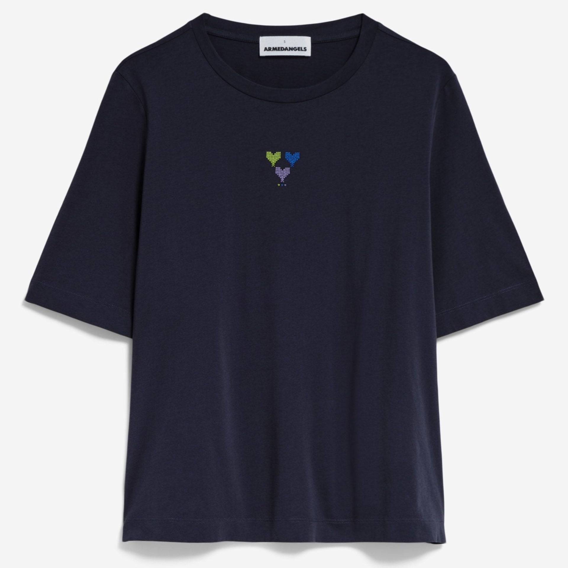 Ein schlichtes marineblaues T-Shirt mit einem kleinen Muster aus zwei sich überlappenden Herzen, einem grünen und einem blauen, das auf die Brust gestickt ist. Das T-Shirt ist vor einem weißen Hintergrund abgebildet.