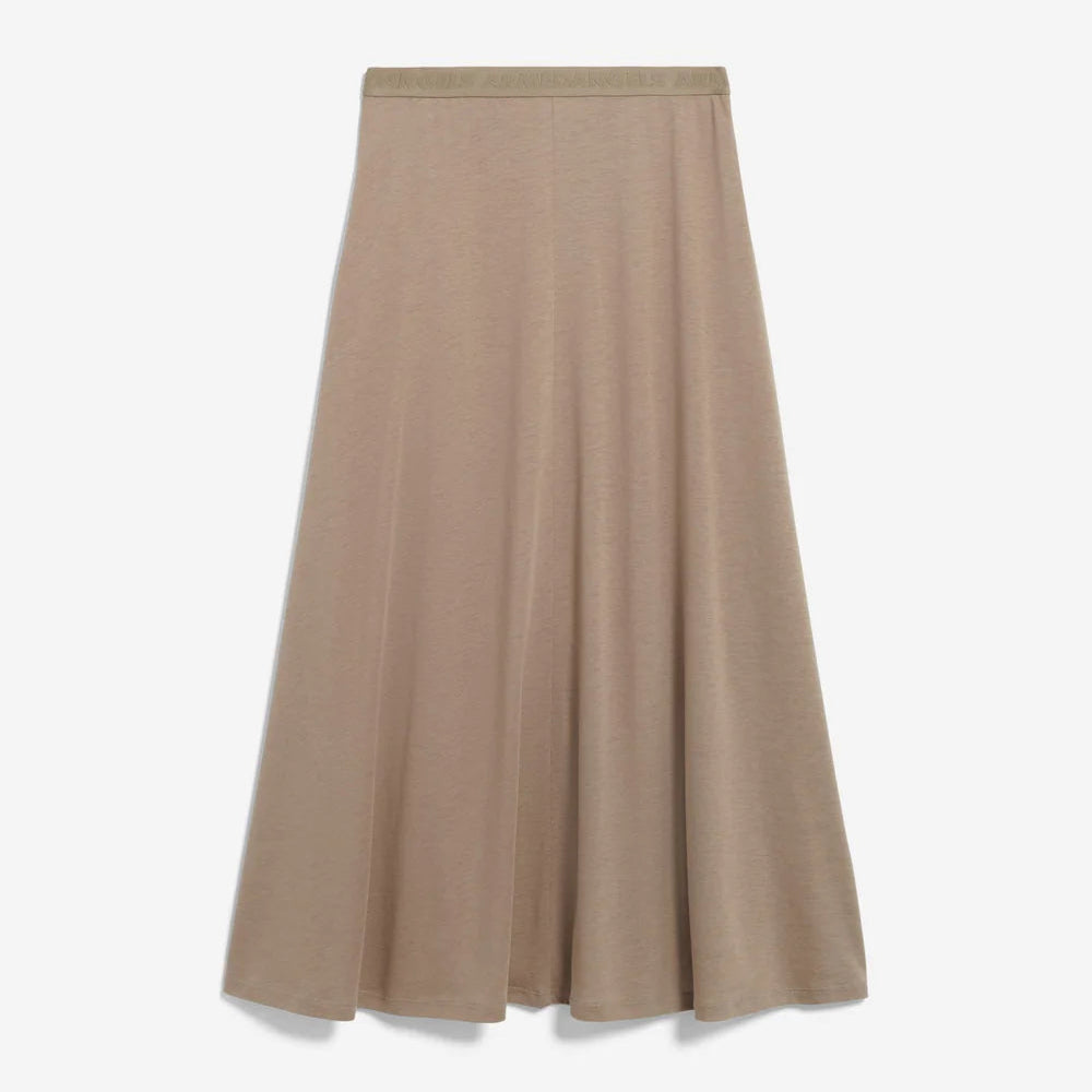 Beigefarbener, knielanger Rock in A-Linie mit tailliertem Bund aus leichtem, fließendem Stoff auf weißem Grund.