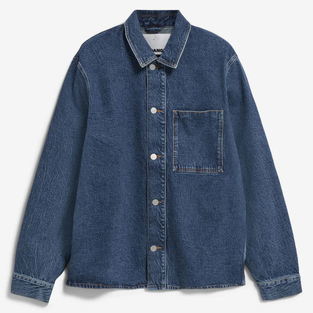 Blaue Jeansjacke mit langen Ärmeln, spitzem Kragen, Knöpfen auf der Vorderseite, einer einzigen Brusttasche auf der linken Seite und sichtbaren weißen Nähten entlang der Nähte und Kanten.