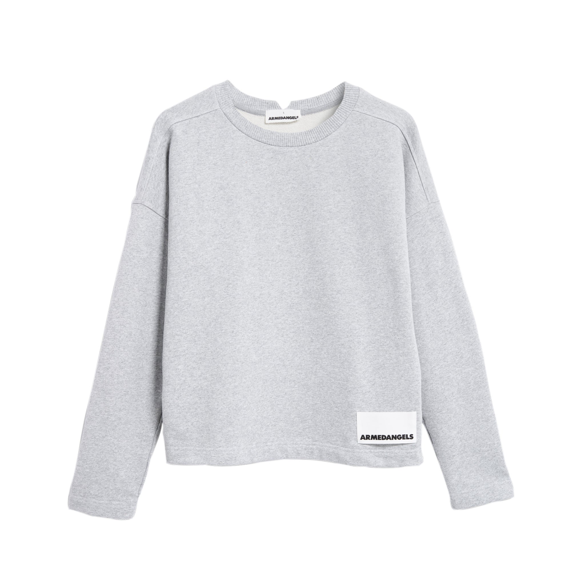 Graues Sweatshirt mit Rundhalsausschnitt und langem Arm, unten rechts ein kleines weißes Schild mit schwarzem Text.
