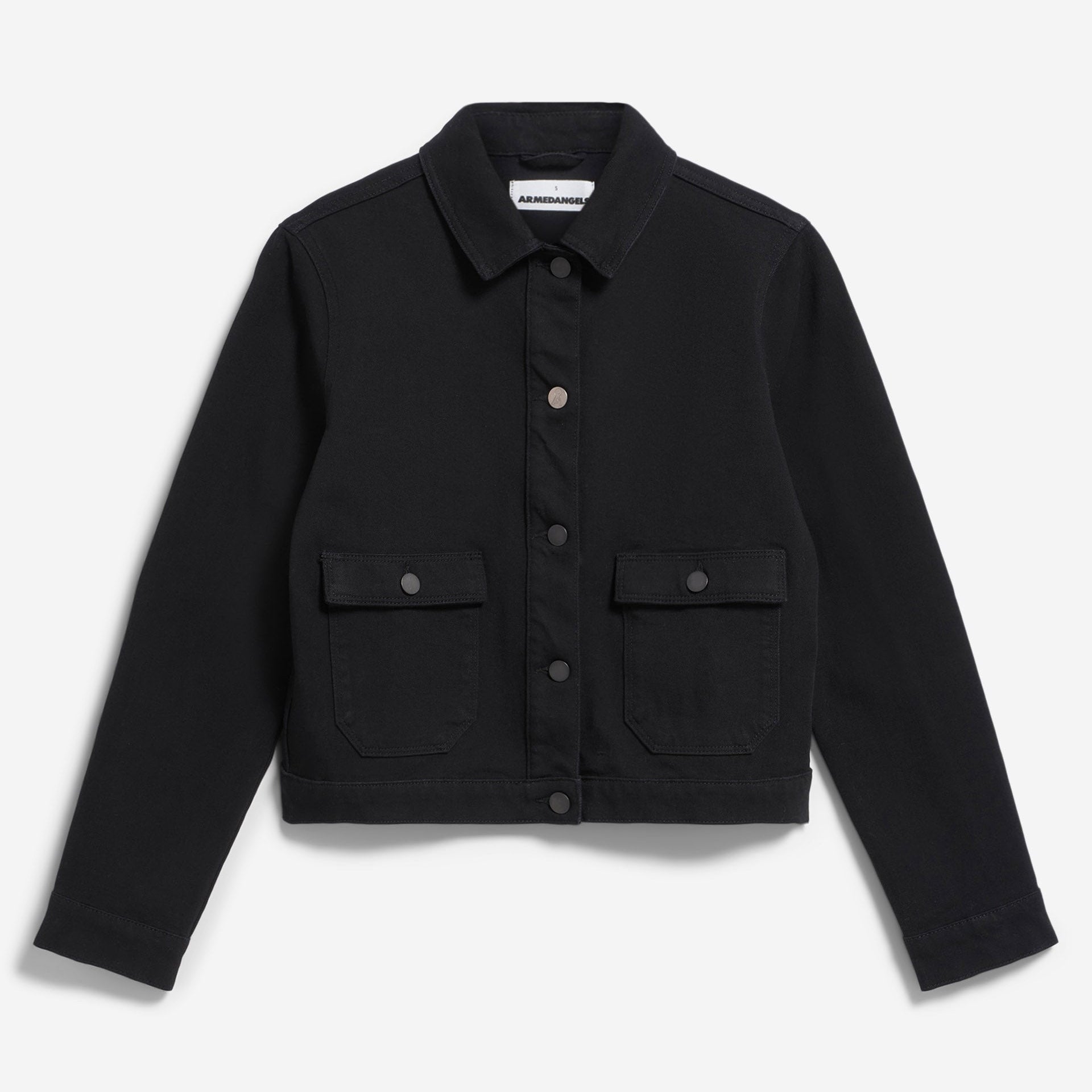 Schwarze Jeansjacke mit Kragen, langen Ärmeln, geknöpfter Vorderseite und zwei Pattentaschen auf weißem Hintergrund.
