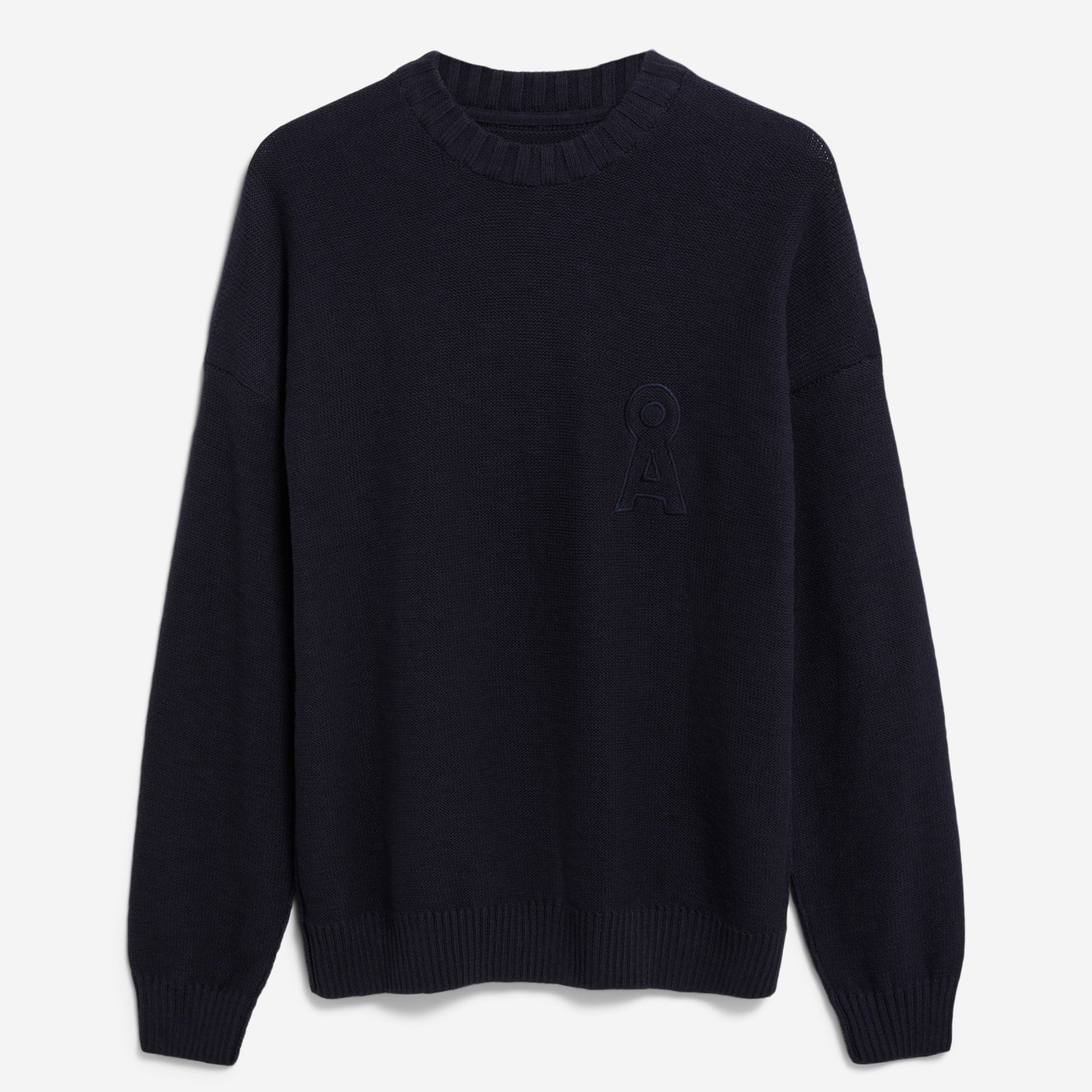 Ein schlichter schwarzer Strickpullover mit langen Ärmeln, gerippten Bündchen und Saum und einem dezent gestickten A-Logo auf der linken Brust. Auf weißem Hintergrund.