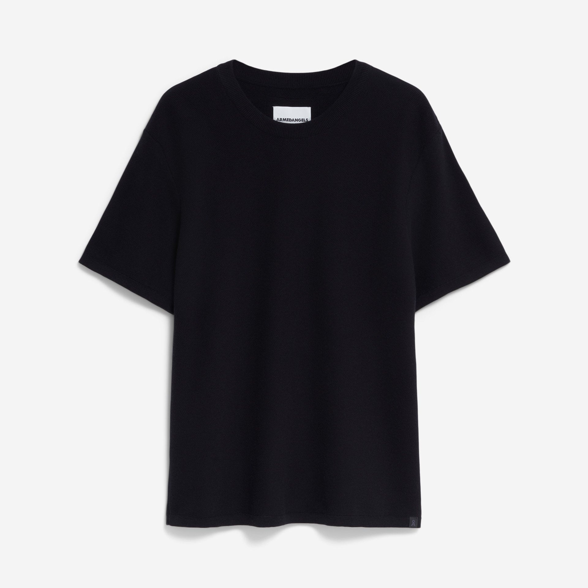 Ein schlichtes schwarzes T-Shirt mit kurzen Ärmeln wird vor einem weißen Hintergrund gezeigt. Das Shirt hat einen klassischen Rundhalsausschnitt und keine sichtbaren Designs oder Logos, wodurch ein einfacher und minimalistischer Look entsteht.