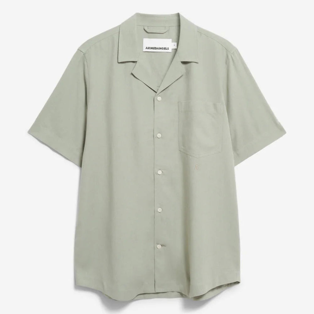 Salbeigrünes, kurzärmeliges Hemd mit Knopfleiste, Kragen und einer Brusttasche, auf weißem Hintergrund.