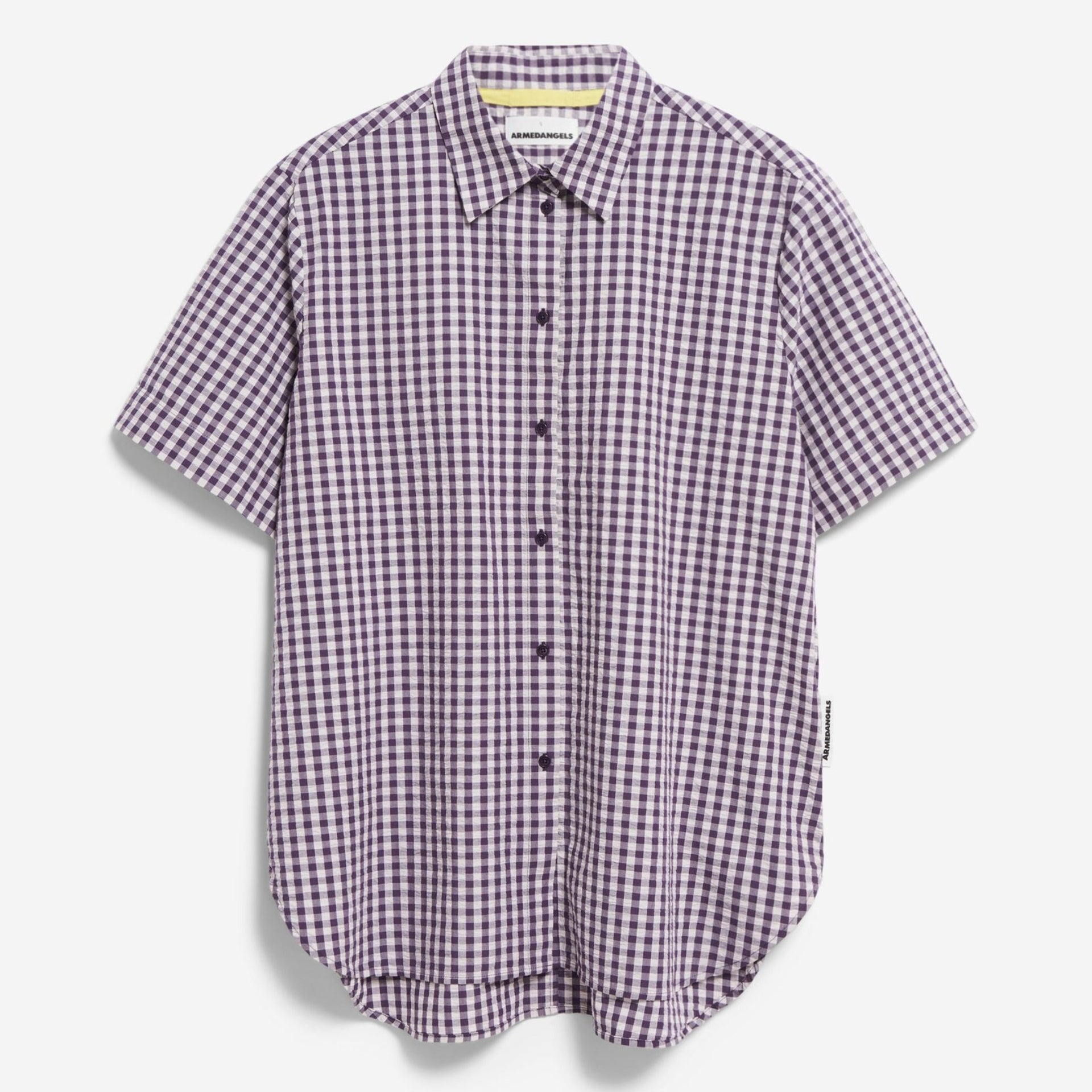 Kurzärmeliges Hemd mit Knopfleiste und lila-weißem Karomuster auf weißem Hintergrund.