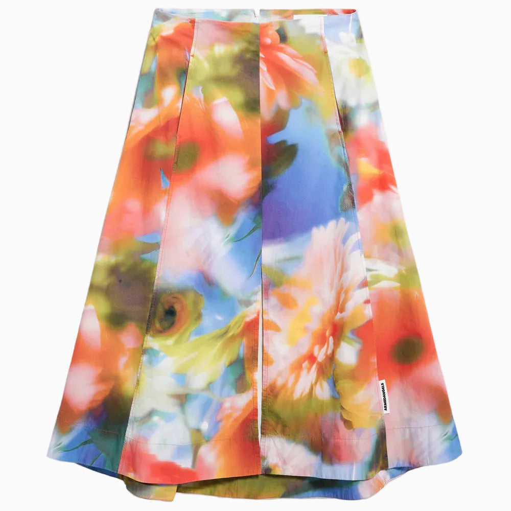Ein farbenfroher, knielanger Rock in A-Linie mit einem leuchtenden, verschwommenen Blumendruck in Orange-, Blau-, Grün- und Gelbtönen auf weißem Hintergrund.