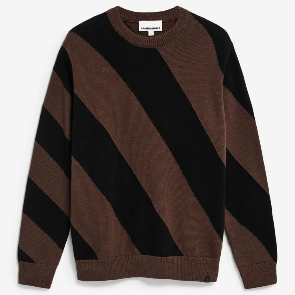Brauner Strickpullover mit breiten schwarzen Diagonalstreifen auf der Vorderseite, den Ärmeln und dem Rücken. Der Pullover hat einen gerippten Rundhalsausschnitt, Bündchen und Saum.