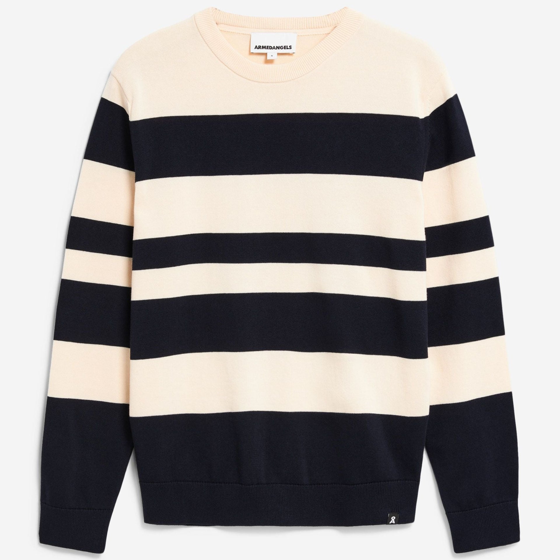 Ein cremefarbener Pullover mit breiten horizontalen marineblauen Streifen am Körper und an den Ärmeln, die auf weißem Hintergrund zu sehen sind.