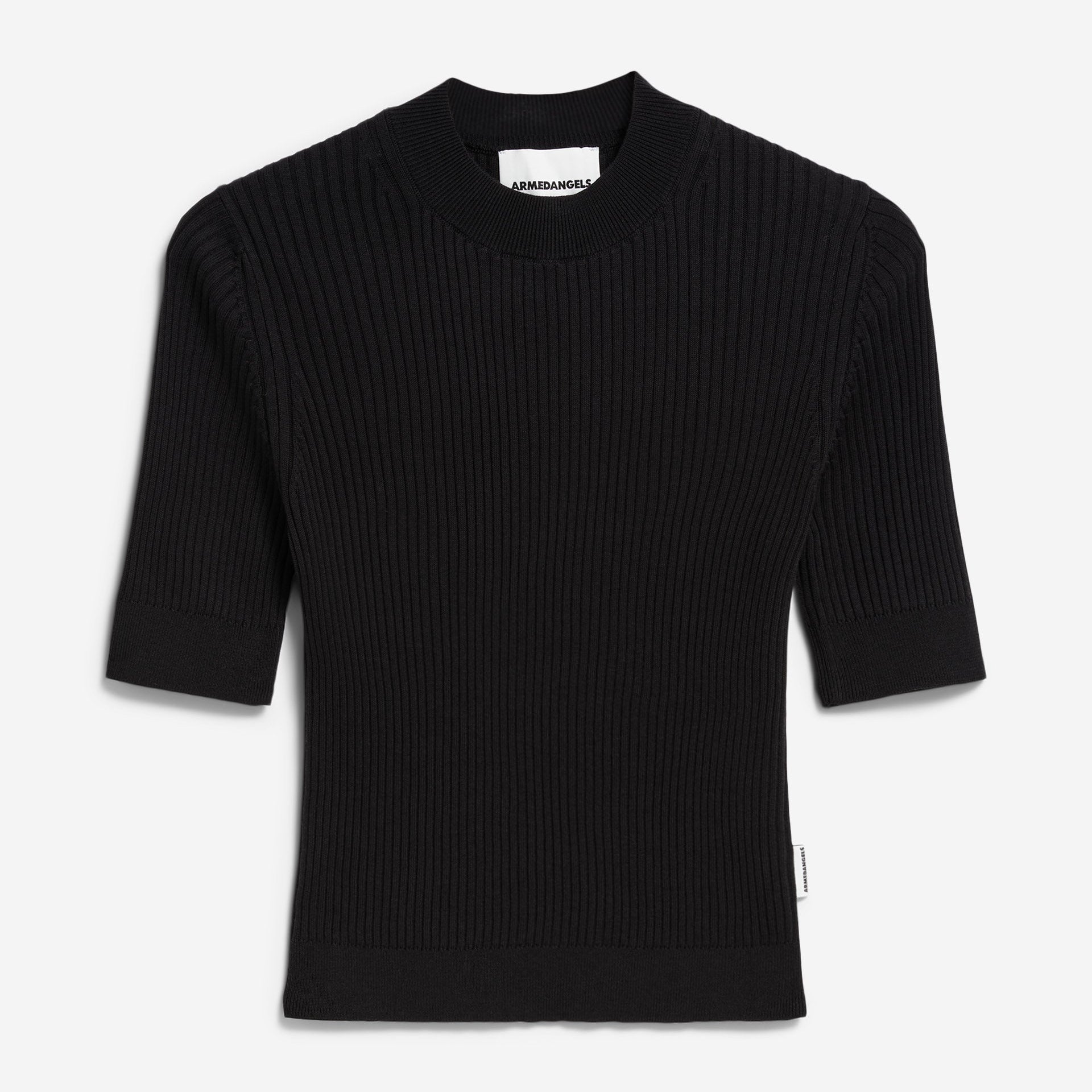Schwarzer, gerippter, kurzärmeliger Pullover mit Rundhalsausschnitt auf weißem Grund.