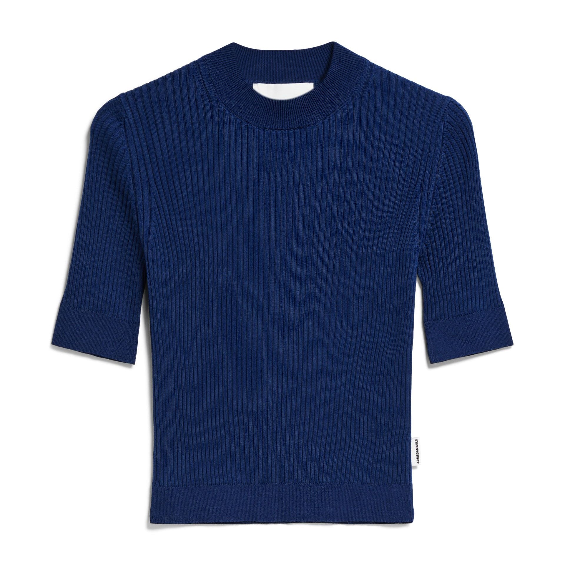 Ein gerippter, kurzärmeliger Strickpullover in tiefem Marineblau mit Rundhalsausschnitt und taillierter Silhouette, flach auf weißem Grund gelegt.