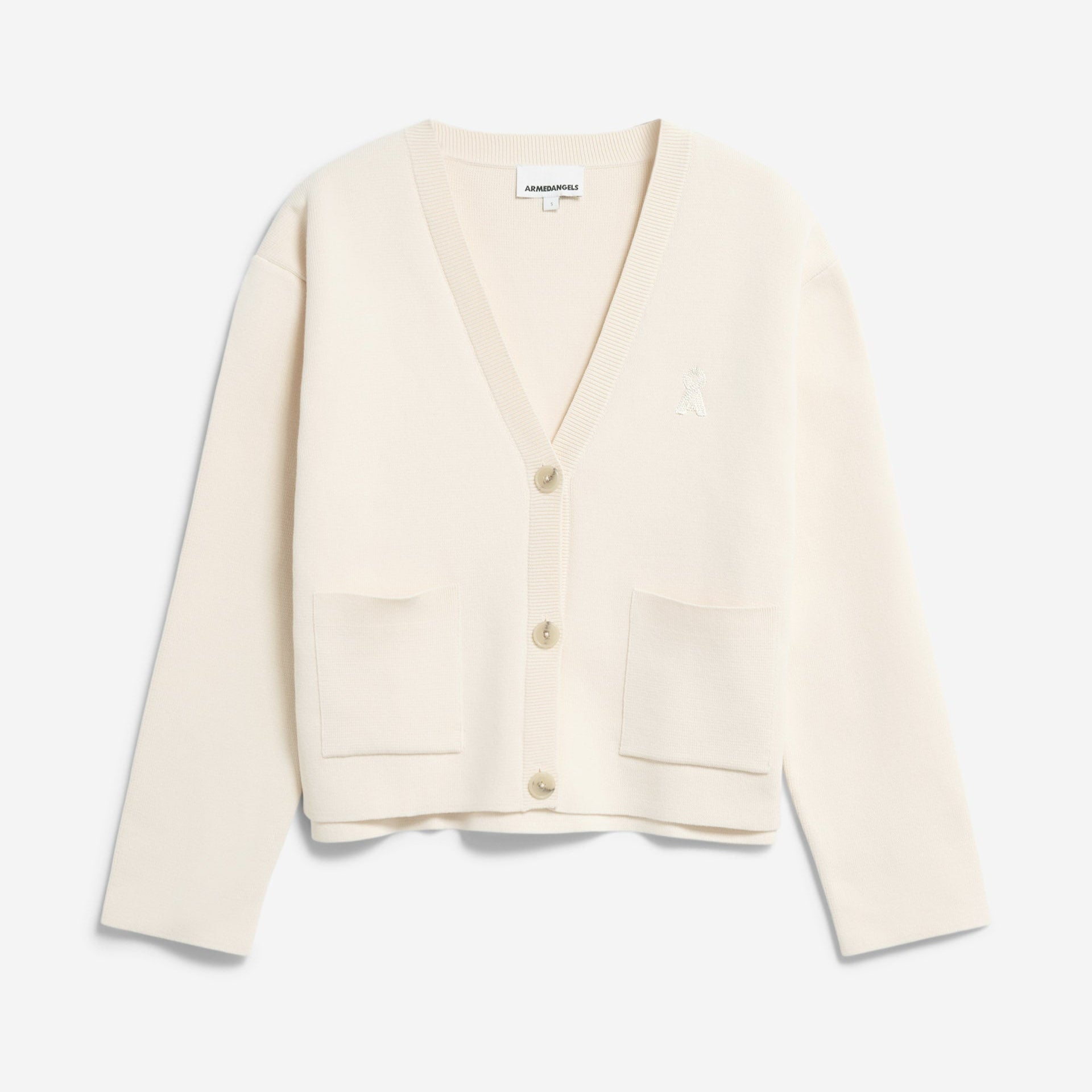 Off-white, langärmelige Strickjacke mit V-Ausschnitt, Knopfverschluss vorne, zwei Taschen vorne und dezentem gesticktem Logo auf der linken Brust. Das Kleidungsstück ist flach auf einem weißen Hintergrund abgebildet.