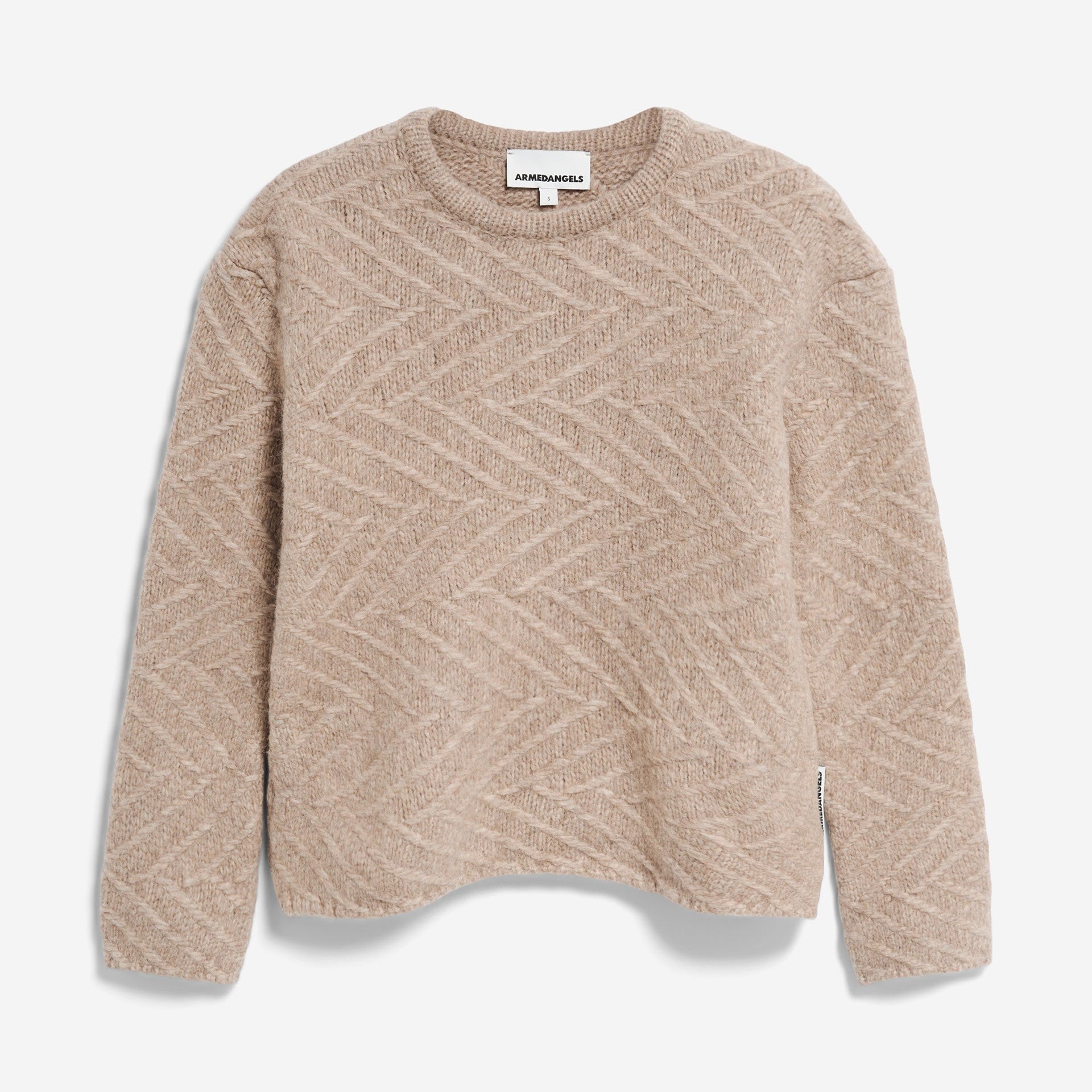Beigefarbener, langärmeliger Strickpullover mit dezentem geometrischem Muster und Rundhalsausschnitt, flach auf weißem Grund liegend.