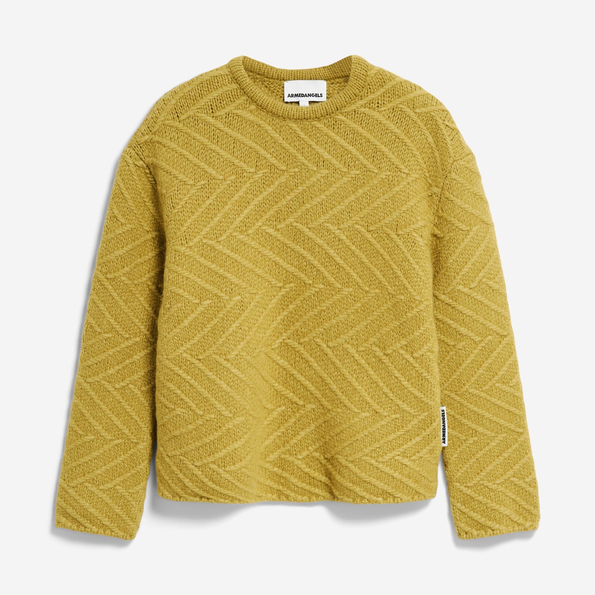 Ein senfgelber Pullover mit dezentem Chevron-Muster, langen Ärmeln und Rundhalsausschnitt, flach auf weißem Grund gelegt.