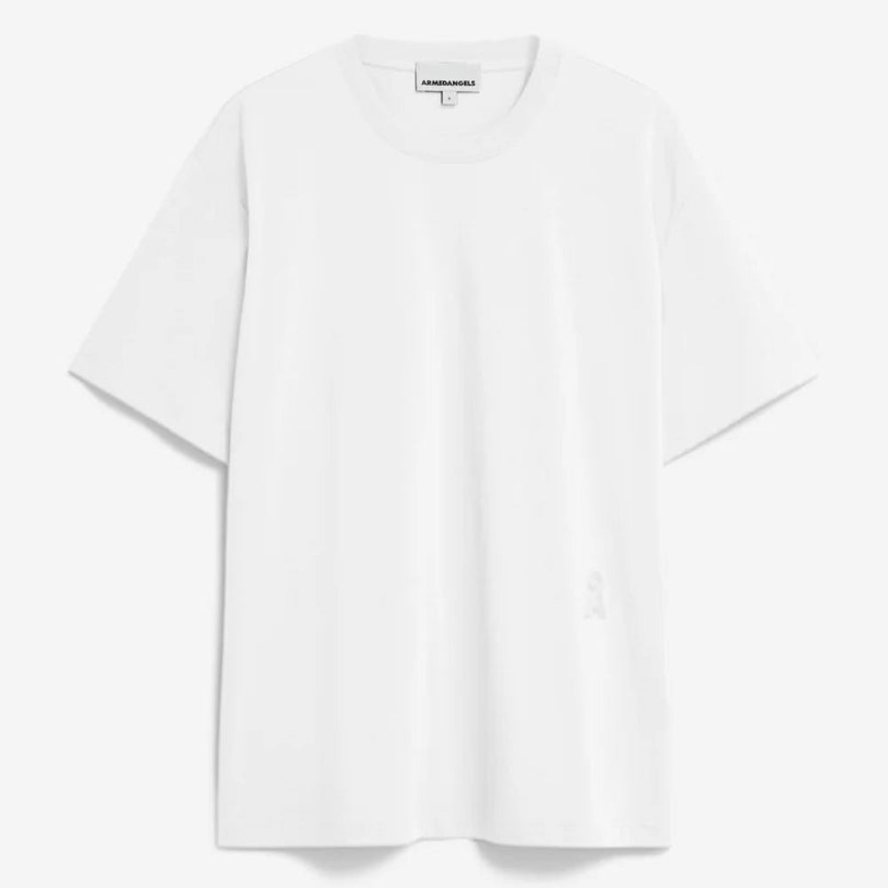 Ein schlichtes, weißes, kurzärmeliges T-Shirt mit Rundhalsausschnitt auf weißem Hintergrund.