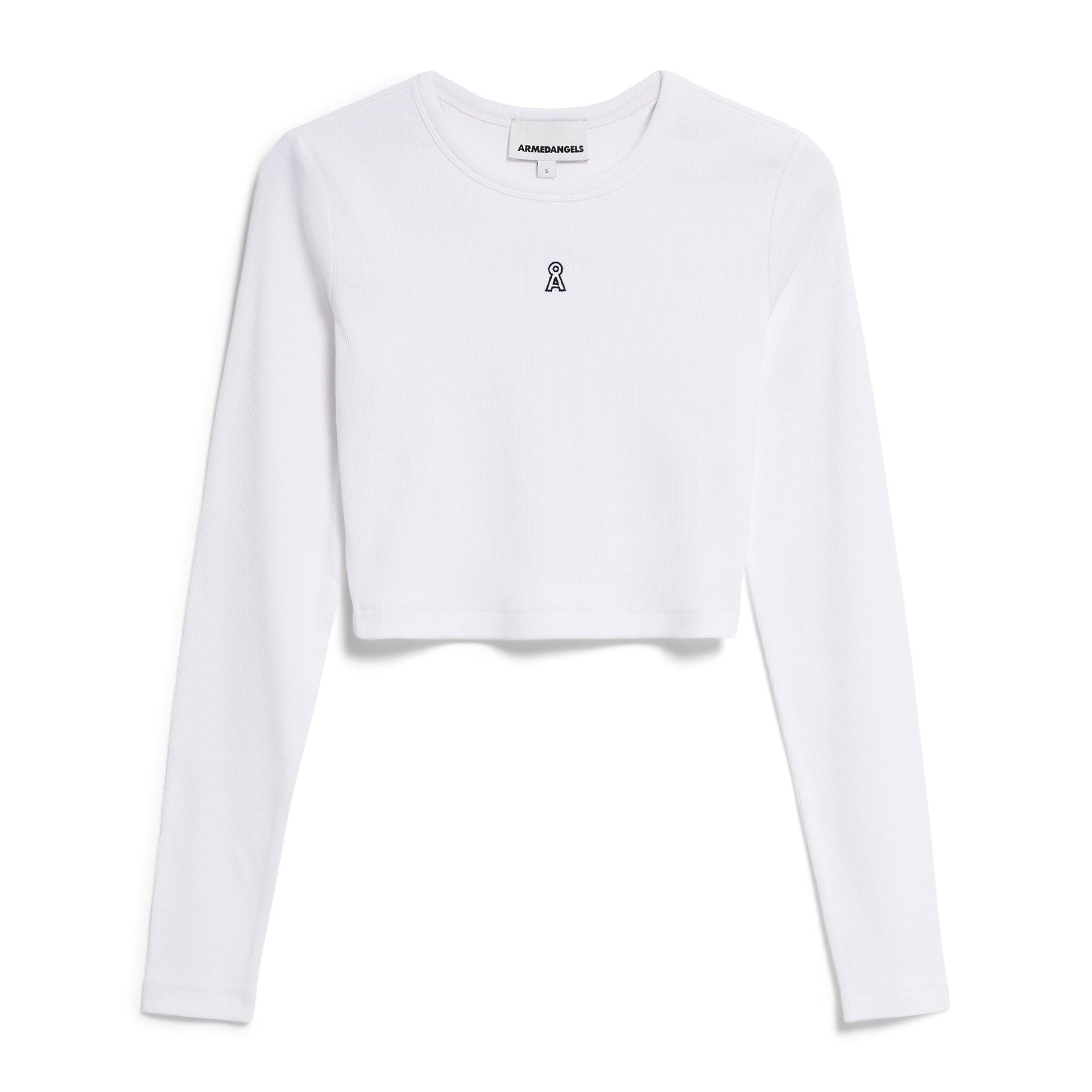 Ein schlichtes weißes, langärmeliges Crop-Top mit einem kleinen schwarzen Band-Emblem auf der Brust auf weißem Hintergrund.