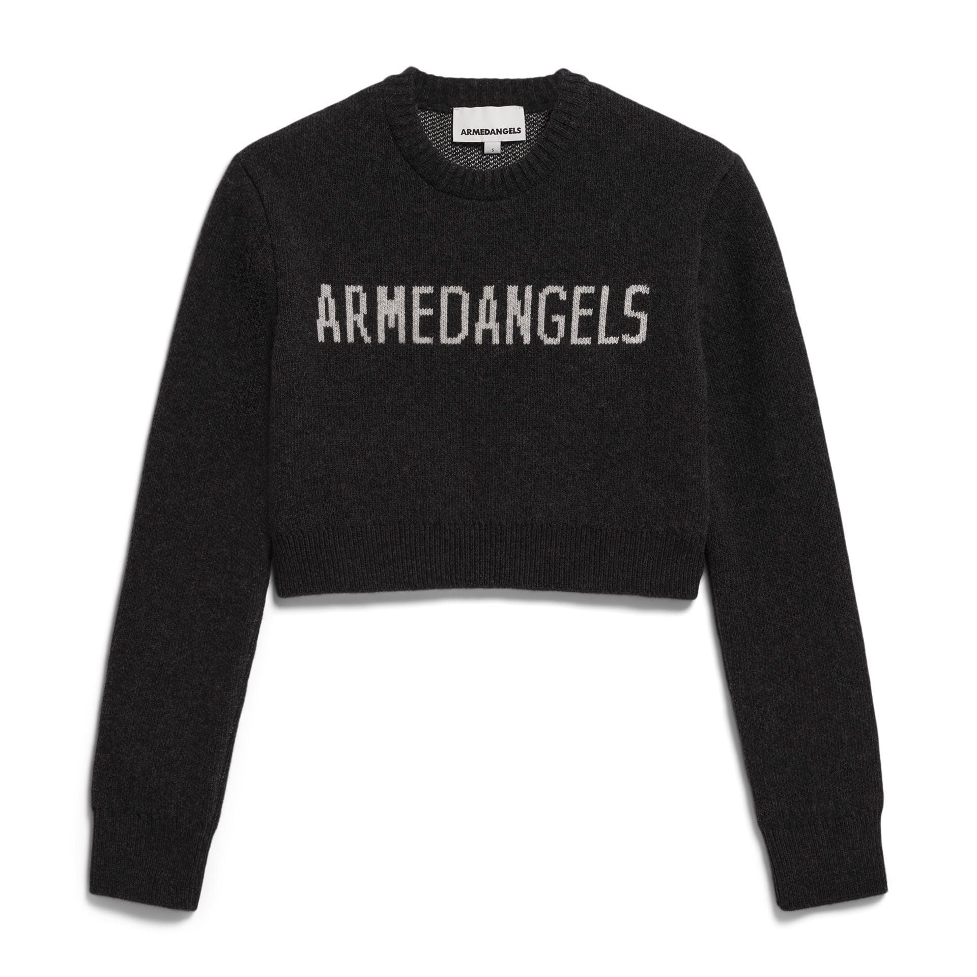 Ein schwarzer Kurzpullover mit langen Ärmeln und dem Wort ARMEDANGELS in großen weißen Buchstaben auf der Brust.