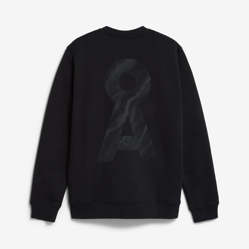 Ein schwarzes Sweatshirt, das flach ausgestellt ist und auf dessen Rückseite eine große, dunkle, abstrakte, schlüssellochförmige Grafik zentriert ist.