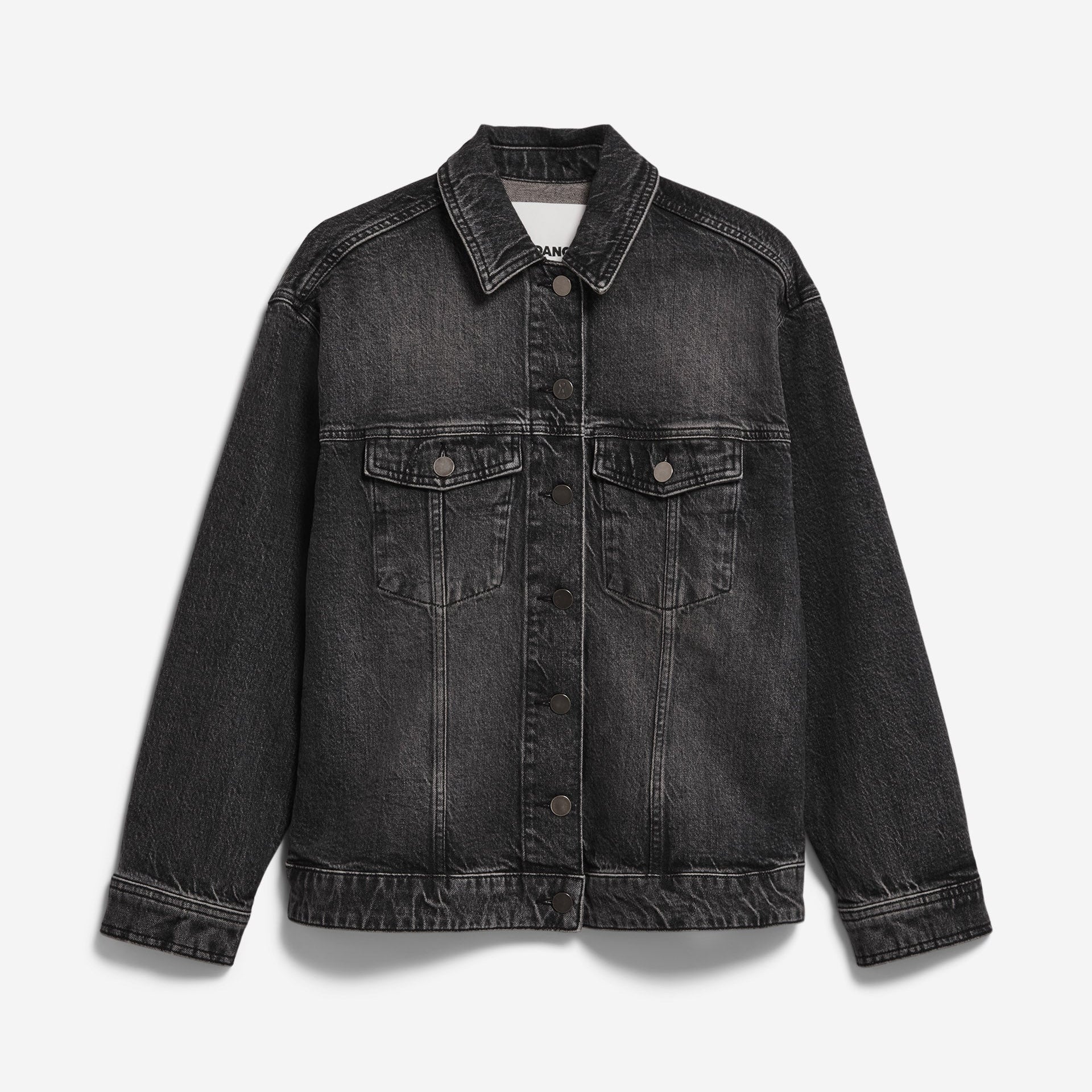 Schwarze Jeansjacke mit langen Ärmeln, geknöpfter Vorderseite, zwei Brusttaschen mit Klappen und sichtbaren Nähten auf weißem Hintergrund.