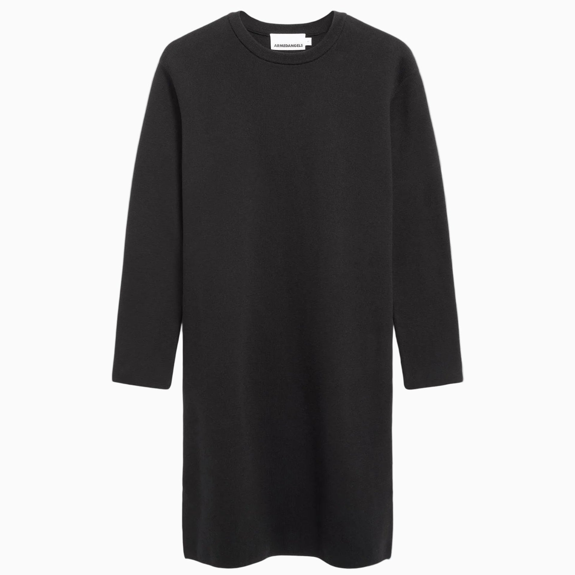 Ein schlichtes schwarzes, langärmeliges, knielanges Pulloverkleid ist auf weißem Hintergrund abgebildet.