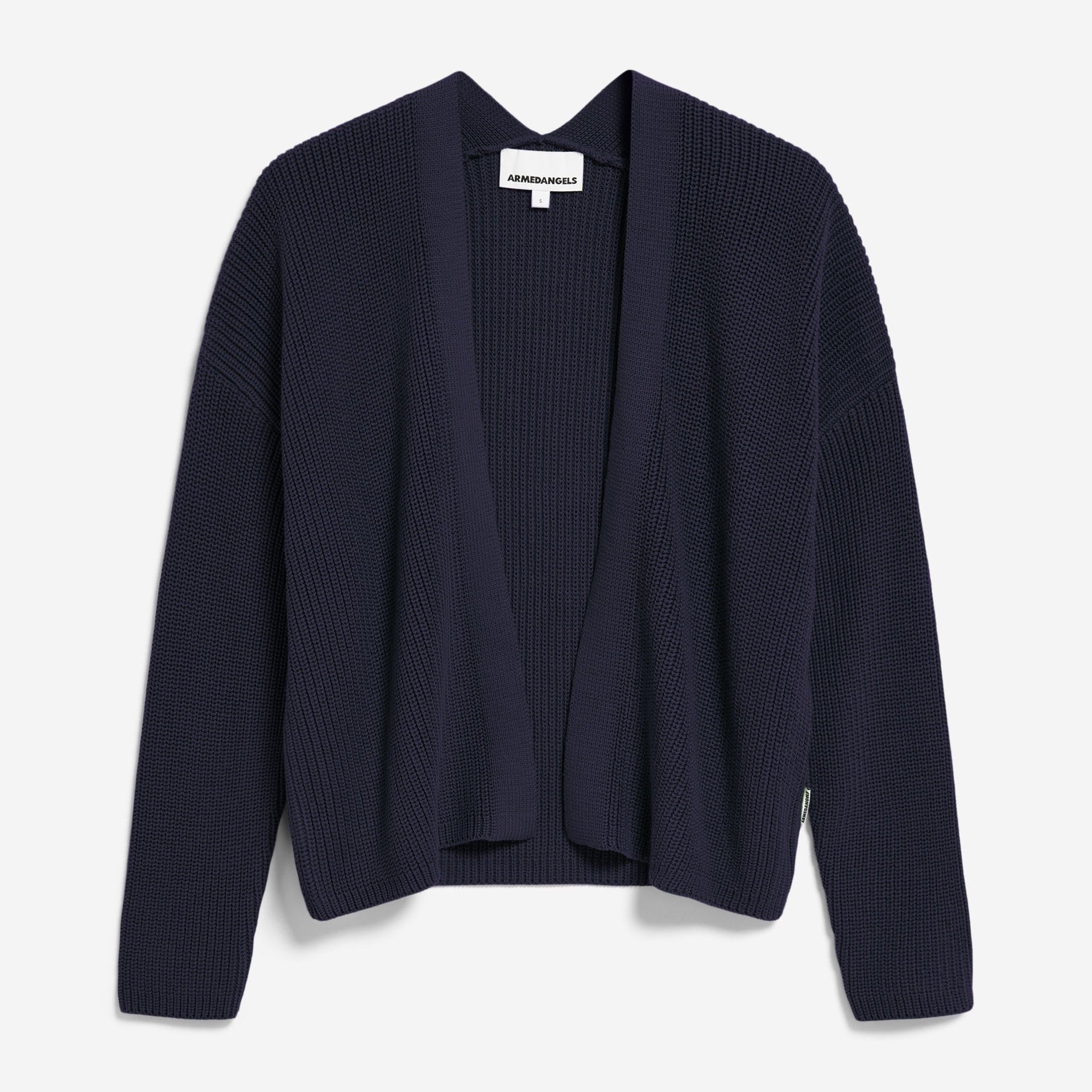 Marineblaue, langärmelige Strickjacke mit offener Vorderseite, gerippter Struktur und lockerer Passform auf weißem Hintergrund.