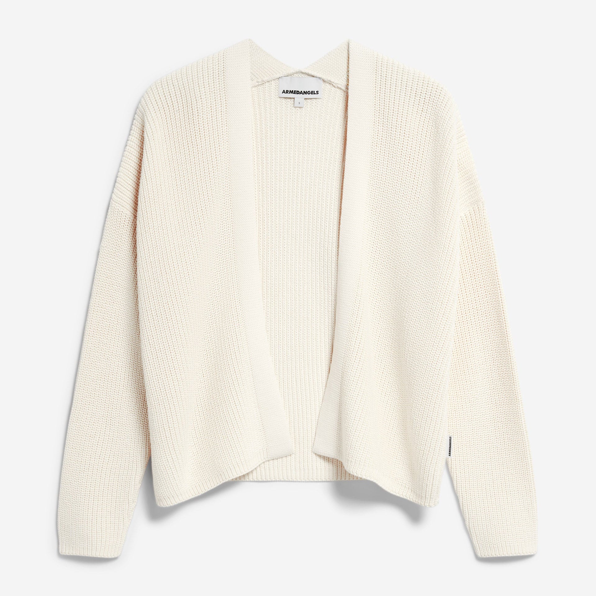 Eine cremefarbene, vorne offene Rippenstrickjacke mit langen Ärmeln, die flach vor einem weißen Hintergrund ausgestellt ist.