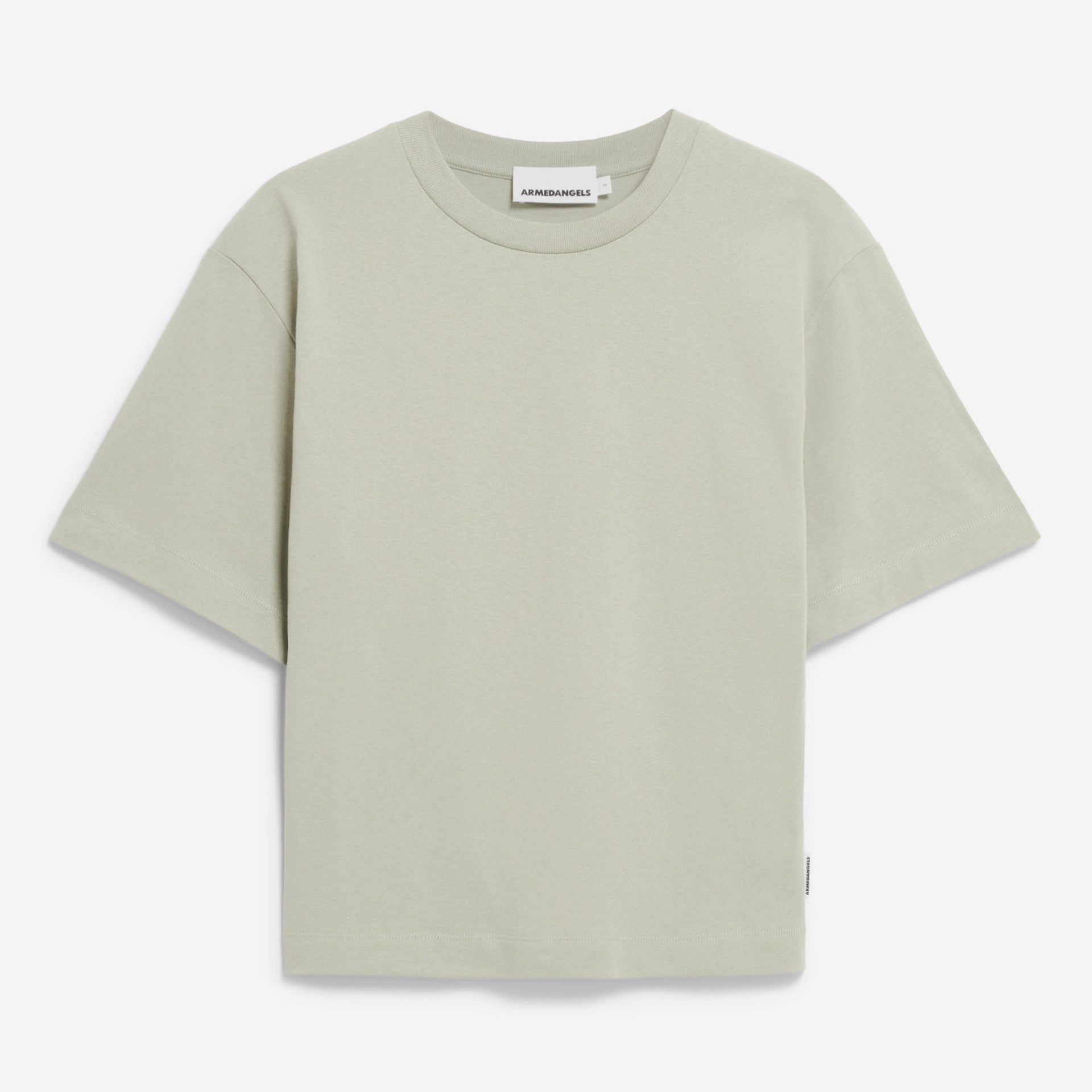 Hellgrau-grünes, kurzärmeliges T-Shirt mit Rundhalsausschnitt auf weißem Hintergrund. Das Shirt hat ein einfaches, minimalistisches Design und eine leicht kastige Passform.