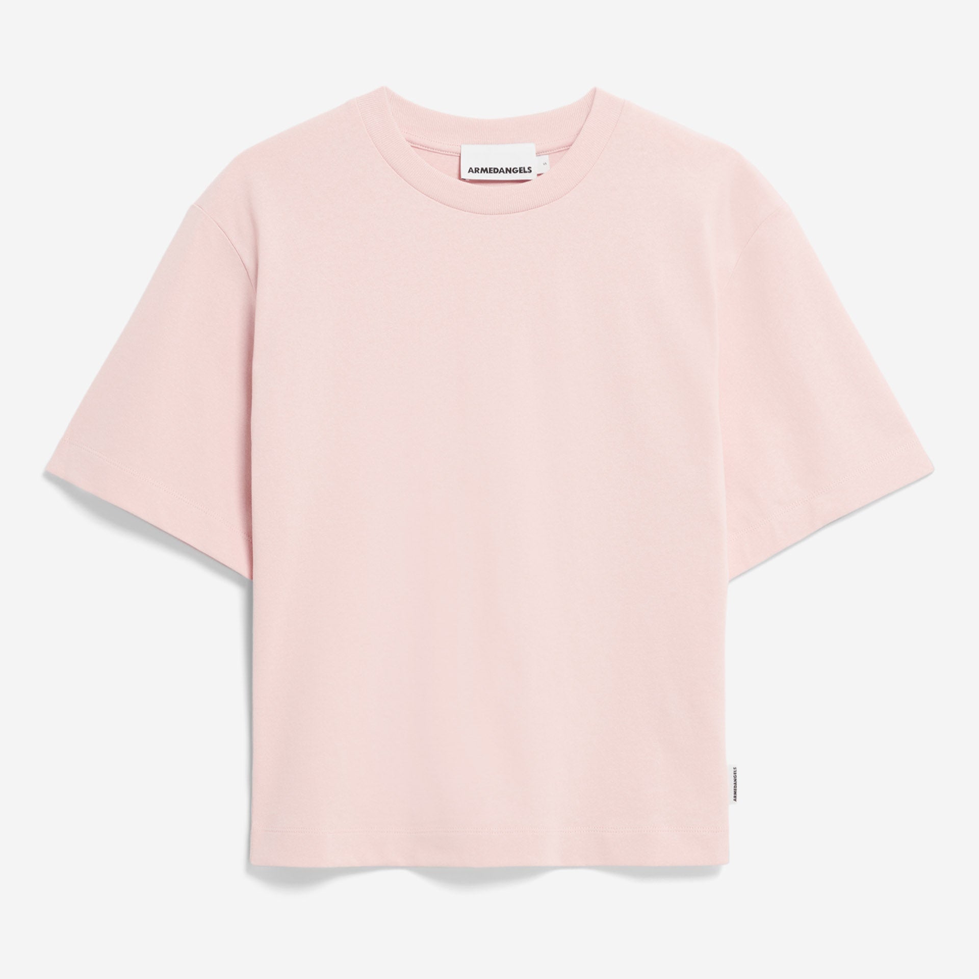 Ein schlichtes, hellrosa Kurzarm-T-Shirt mit Rundhalsausschnitt vor einem weißen Hintergrund.