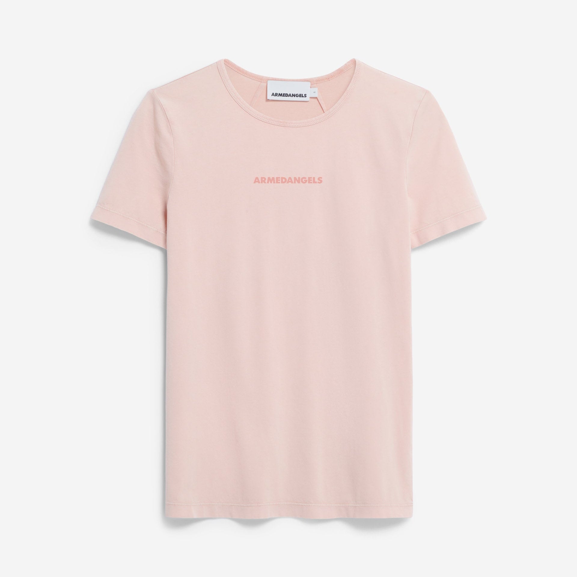 Ein schlichtes hellrosa Kurzarm-T-Shirt mit dem Wort ARMEDANGELS in kleinen Großbuchstaben auf der Brust. Das Shirt hat einen einfachen Rundhalsausschnitt und ein eingenähtes Etikett im Nacken.