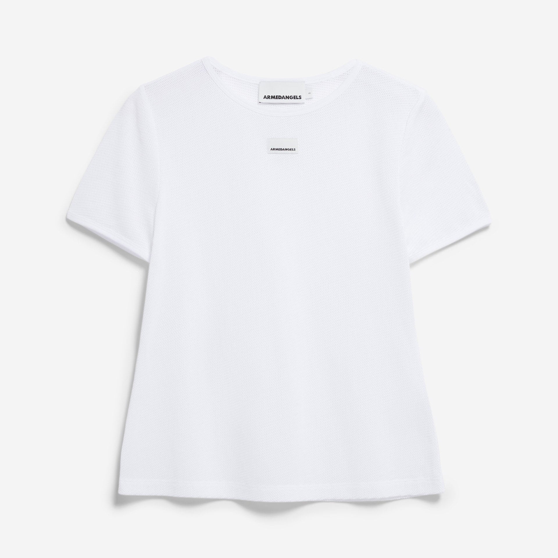 Ein schlichtes weißes kurzärmeliges T-Shirt mit Rundhalsausschnitt. Auf der Vorderseite des T-Shirts befindet sich in der Nähe des Kragens ein kleines, zentriertes schwarzes Textetikett. Der Hintergrund ist einfarbig weiß.