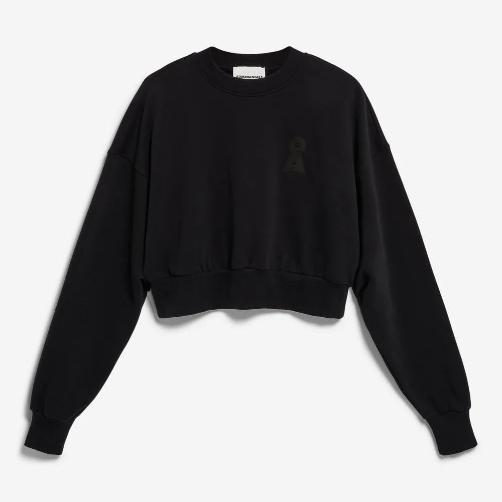 Schwarzes, langärmeliges, tailliertes Sweatshirt mit gerippten Bündchen und Saum, mit einem kleinen, dezenten Logo auf der linken Brust. Das Sweatshirt ist auf einem schlichten weißen Hintergrund abgebildet.