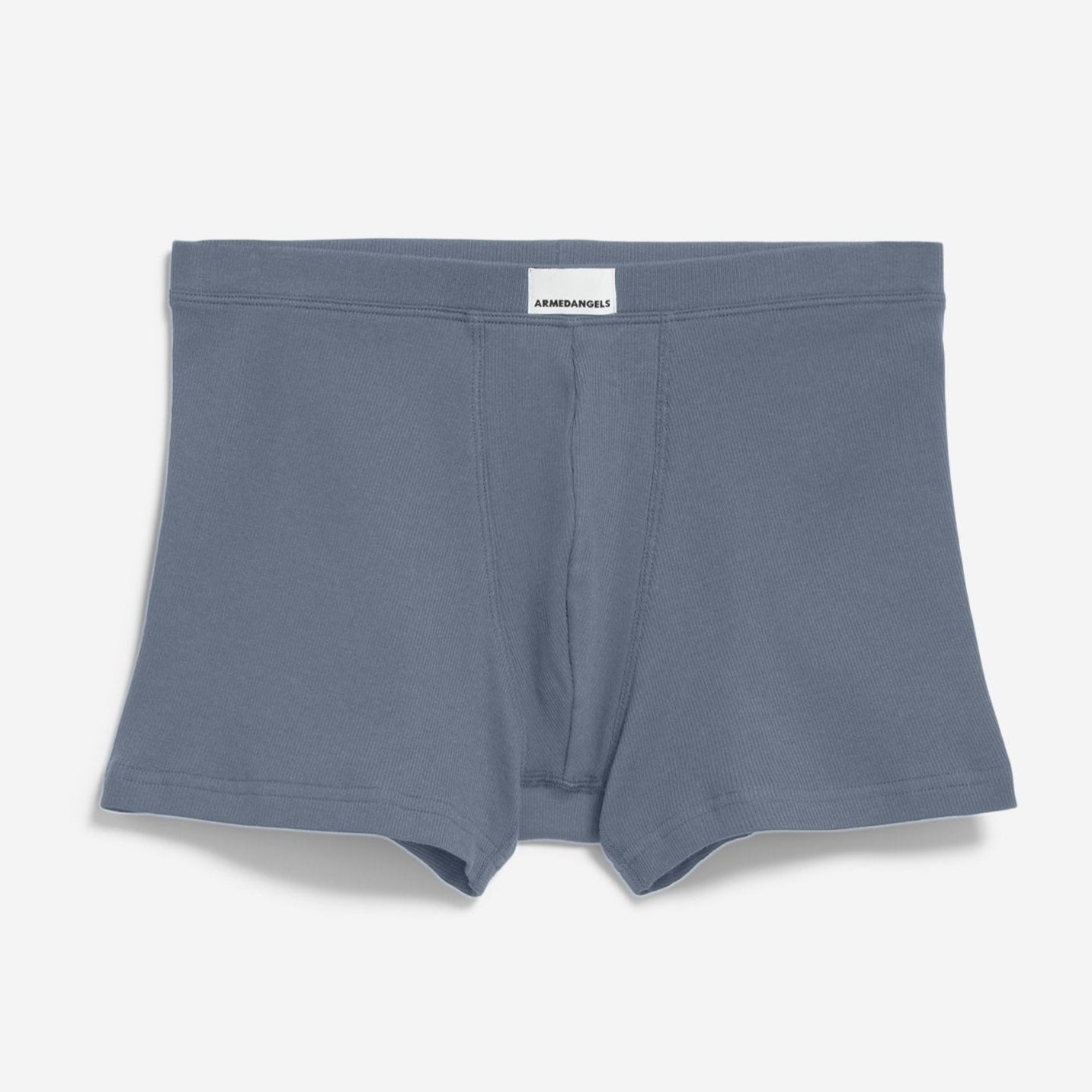 Ein Paar blaue Boxershorts mit einfachem Design, flach vor weißem Hintergrund. Am Bund ist ein kleines weißes Etikett zu sehen.