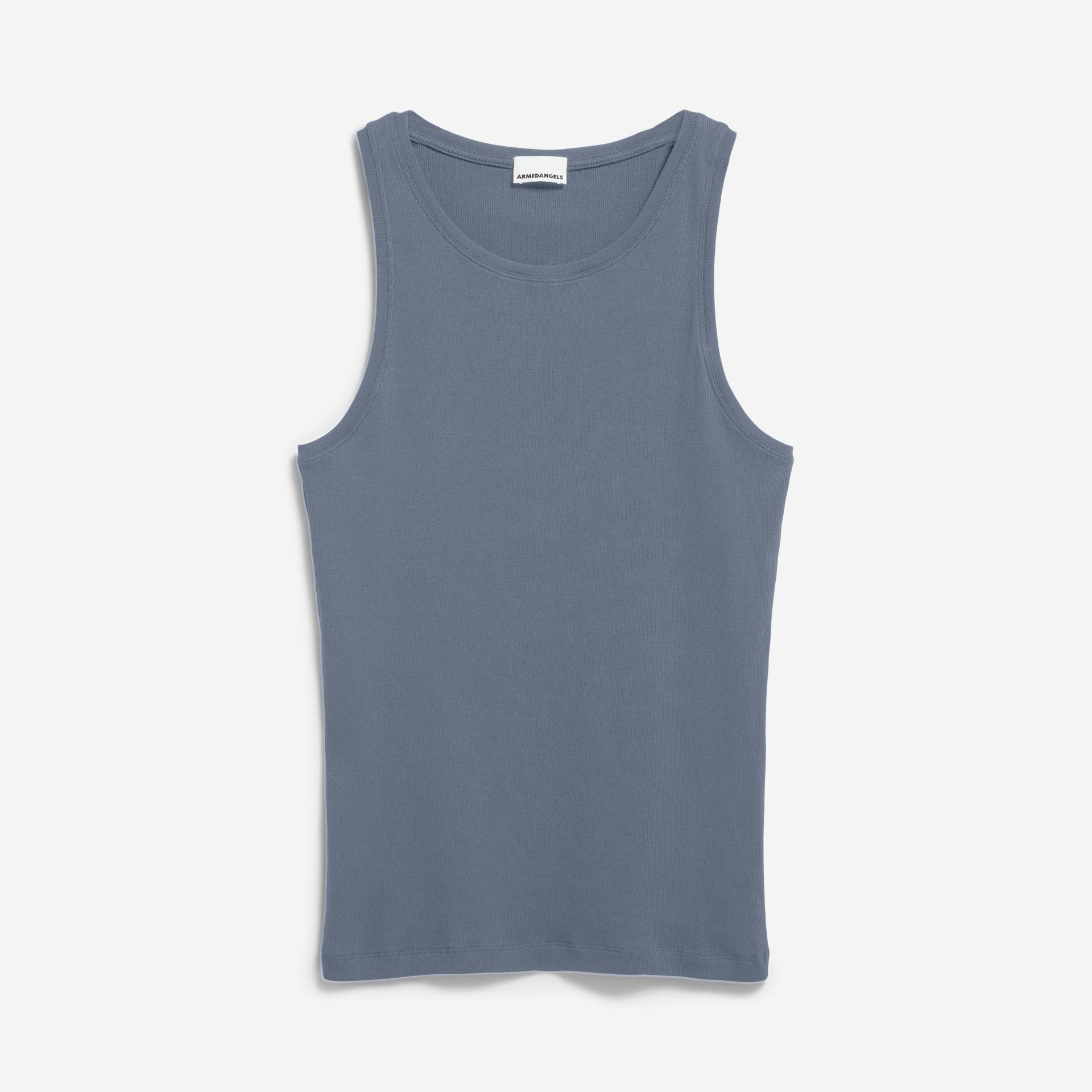 Ein ärmelloses, blau-graues Tank-Top liegt flach auf einem weißen Hintergrund. Das Tank-Top hat einen runden Ausschnitt und ein einfaches, minimalistisches Design ohne sichtbare Muster oder Logos.