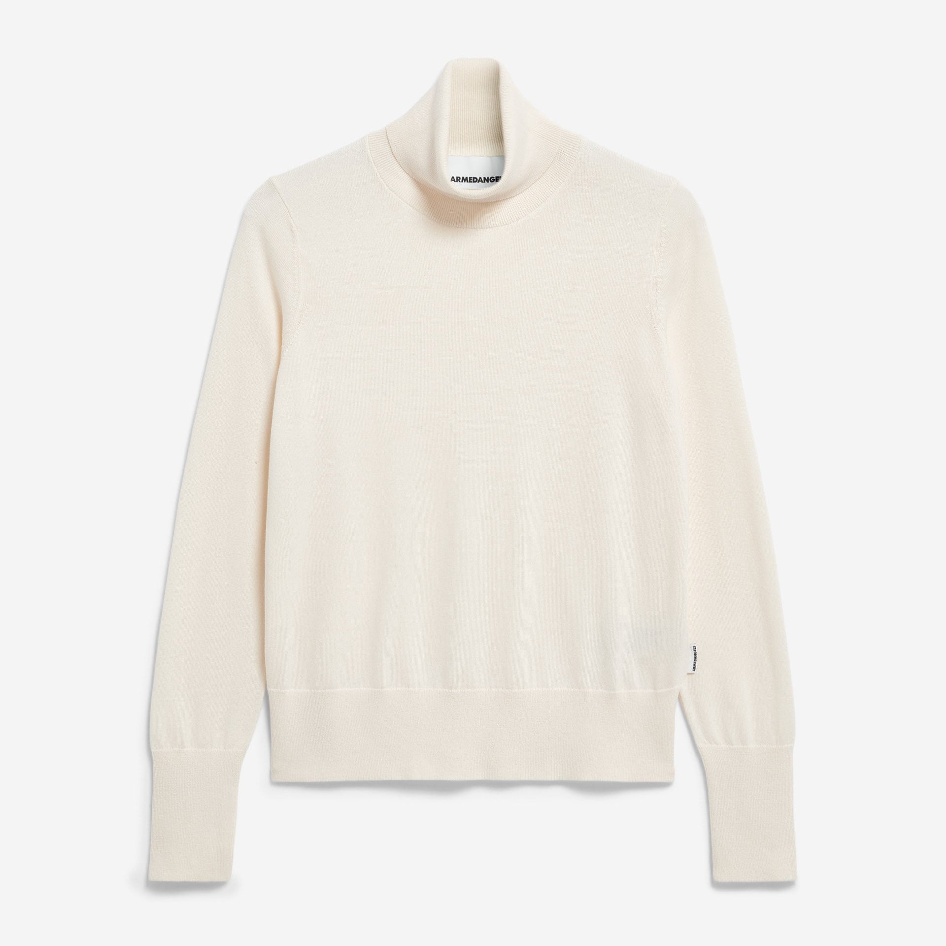 Ein langärmeliger, cremefarbener Rollkragenpullover ist auf einem schlichten weißen Hintergrund abgebildet. Der Pullover hat ein einfaches, tailliertes Design mit gerippten Bündchen und Saum.