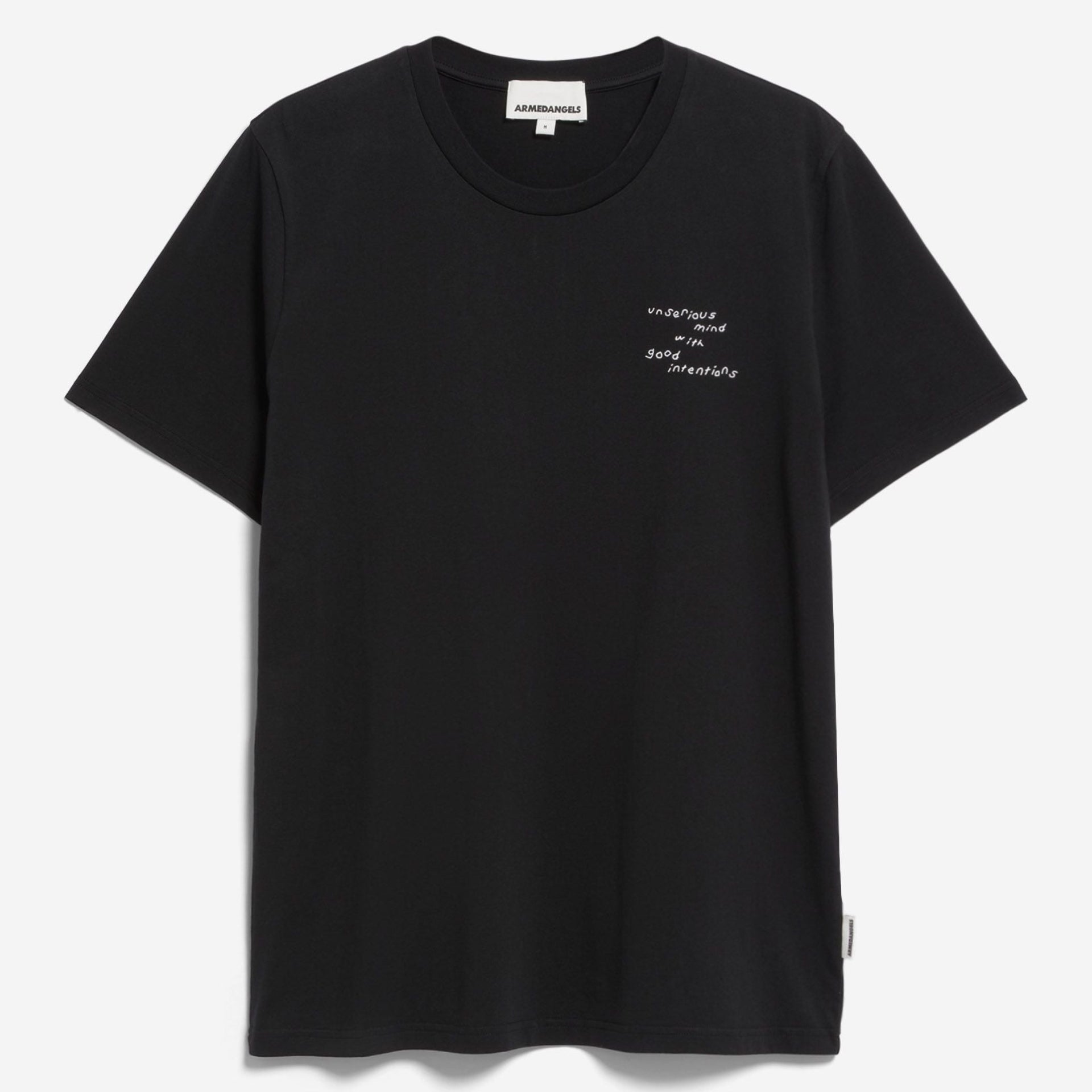 Ein schlichtes, schwarzes, kurzärmeliges T-Shirt mit einem kleinen, weißen Text auf der linken Brustseite auf weißem Hintergrund. Das Shirt hat einen einfachen Rundhalsausschnitt und eine lockere Passform.