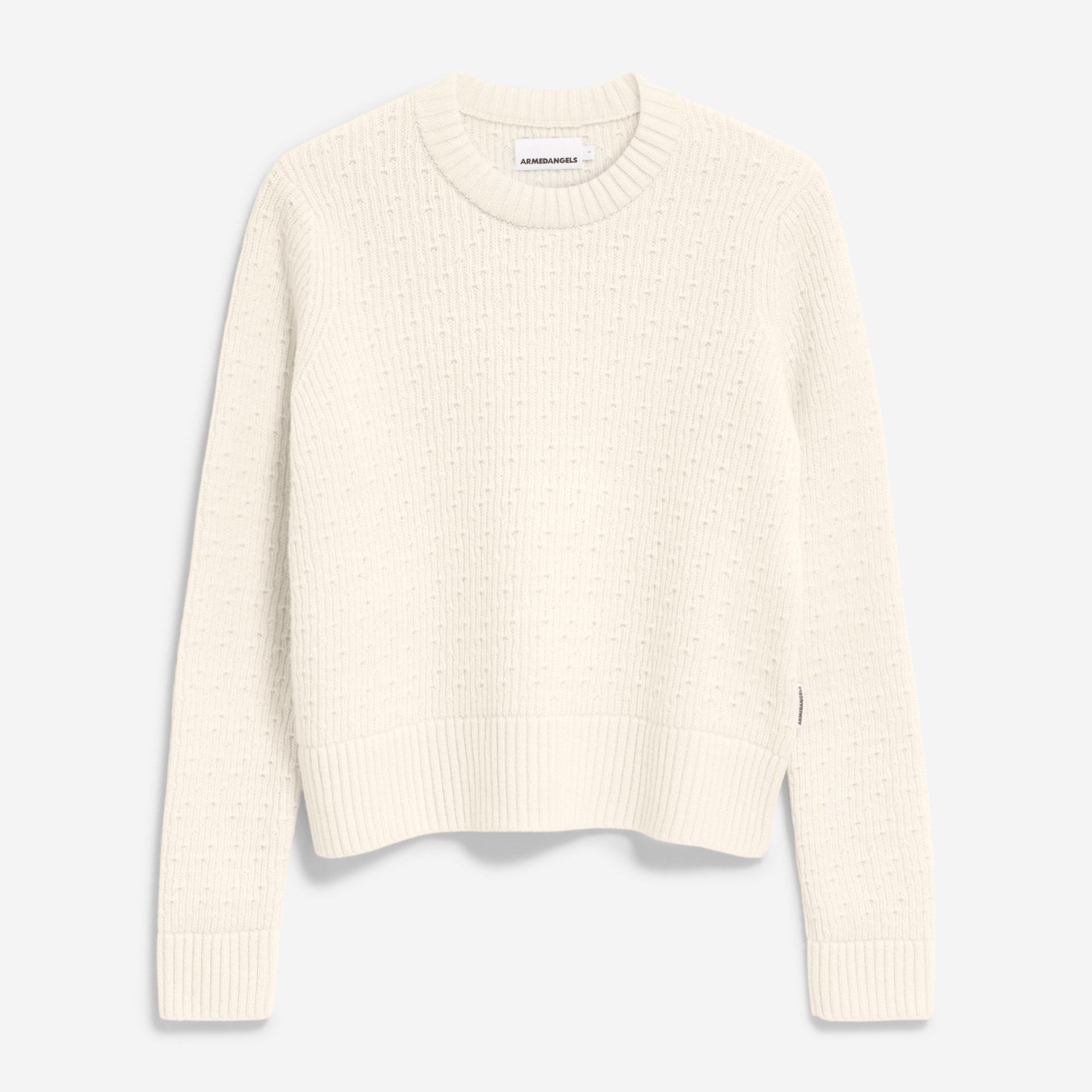 Cremefarbener, langärmeliger, strukturierter Strickpullover mit Rundhalsausschnitt und gerippten Bündchen, Saum und Kragen, flach auf weißem Grund.