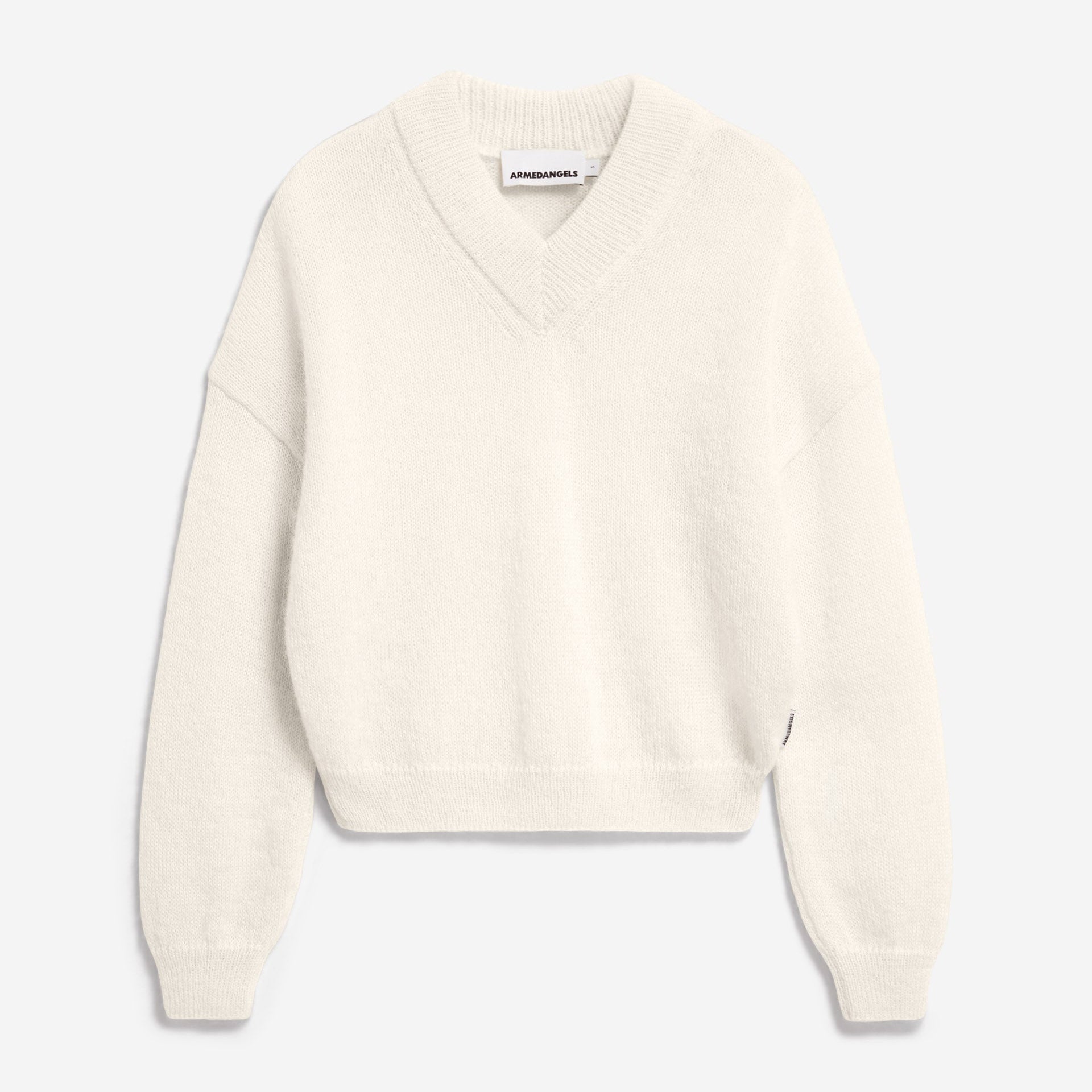 Ein cremefarbener, langärmeliger Pullover mit V-Ausschnitt, geripptem Halsausschnitt, Manschetten und Saum auf einfarbig weißem Hintergrund.
