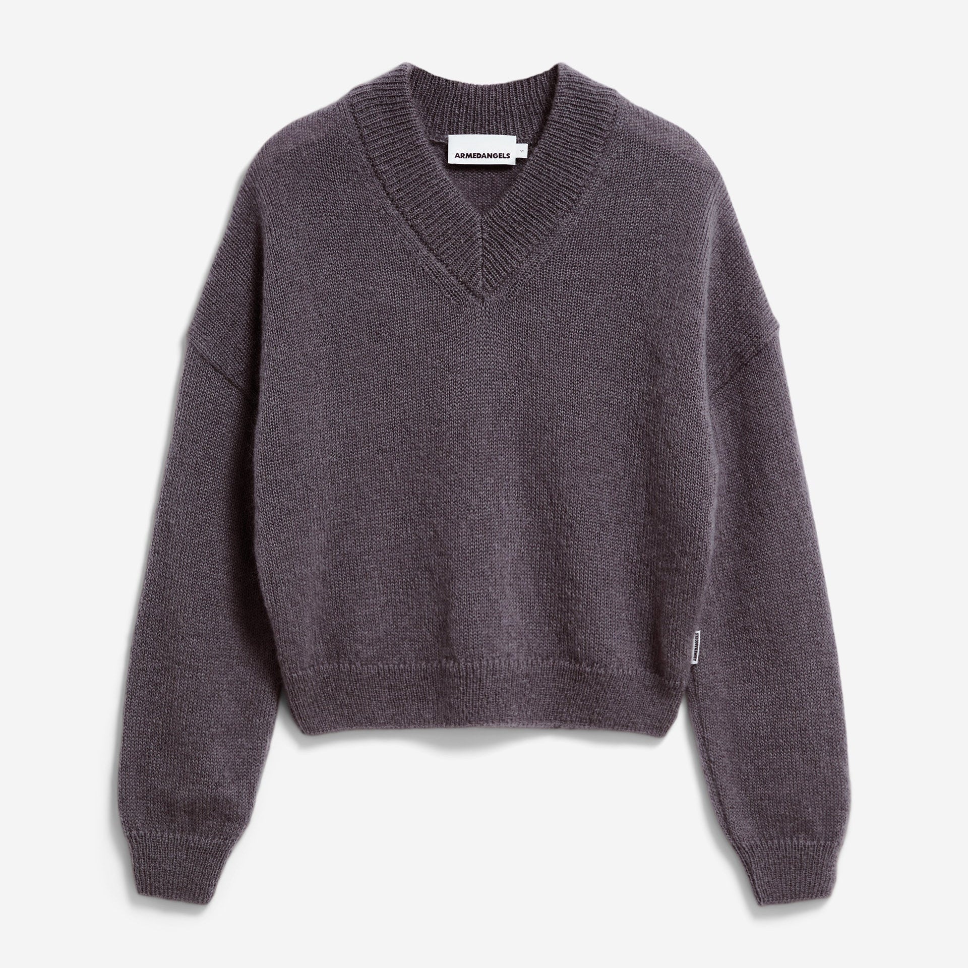 Dunkelgrauer, langärmeliger Strickpullover mit V-Ausschnitt, lockerer Passform und gerippten Bündchen, Saum und Halsausschnitt, flach auf weißem Grund gelegt.
