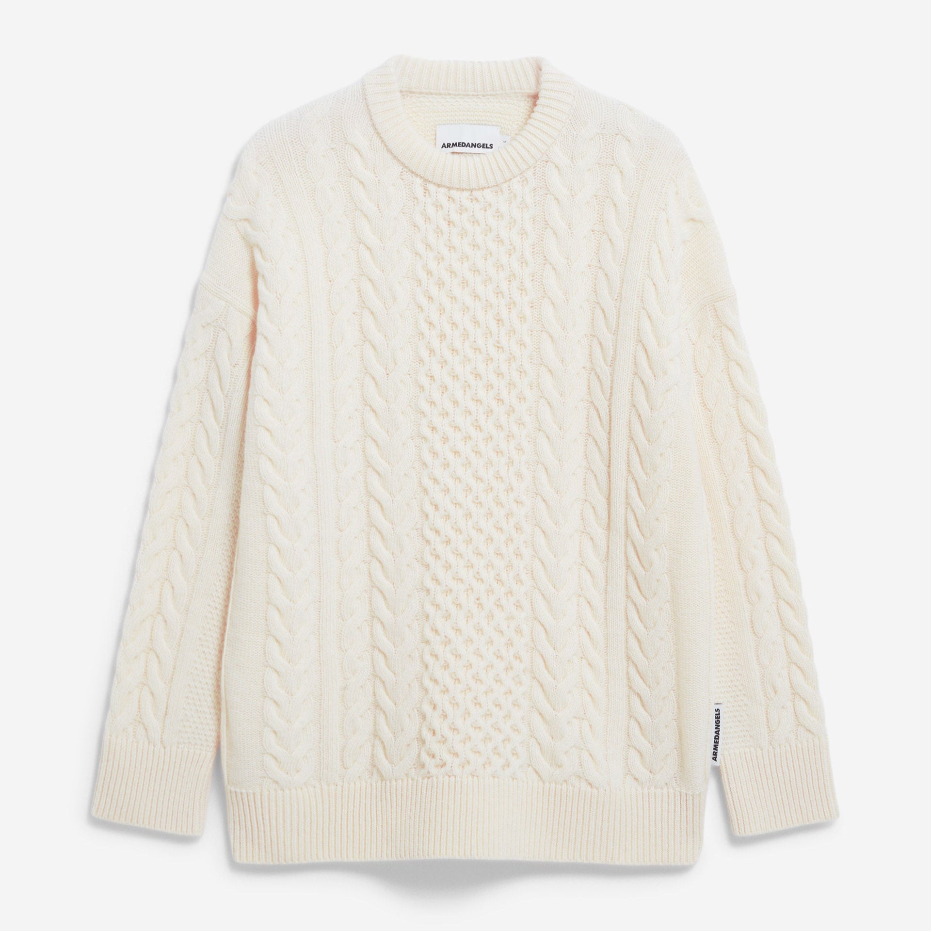 Ein cremefarbener, langärmeliger Pullover aus Zopfstrick mit Rundhalsausschnitt und gerippten Bündchen und Saum, flach auf weißem Grund liegend.