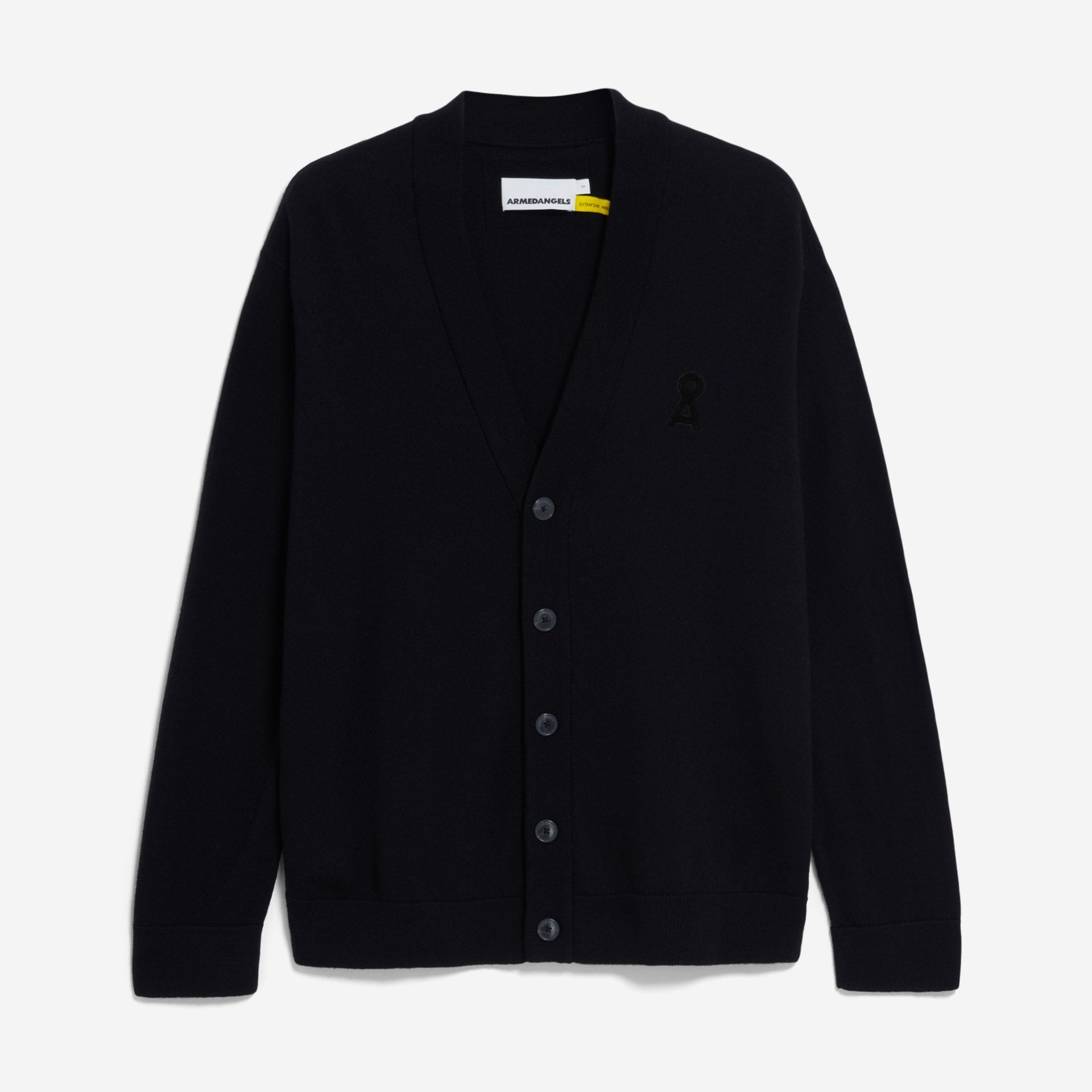 Eine schlichte schwarze Strickjacke mit V-Ausschnitt und langen Ärmeln auf weißem Grund. Auf der linken Brust befindet sich eine dezente Logostickerei.