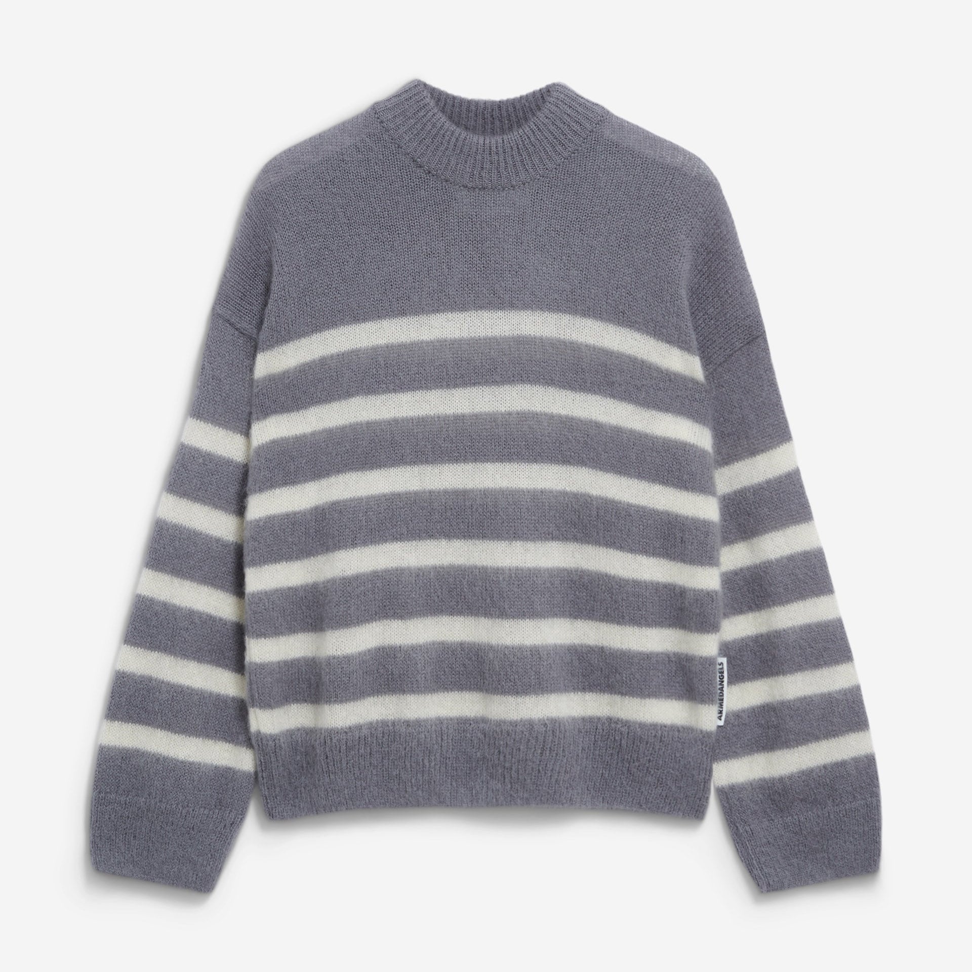 Ein grauer Pullover mit weißen Querstreifen am Körper und an den Ärmeln, mit geripptem Rundhalsausschnitt und gerippten Bündchen.