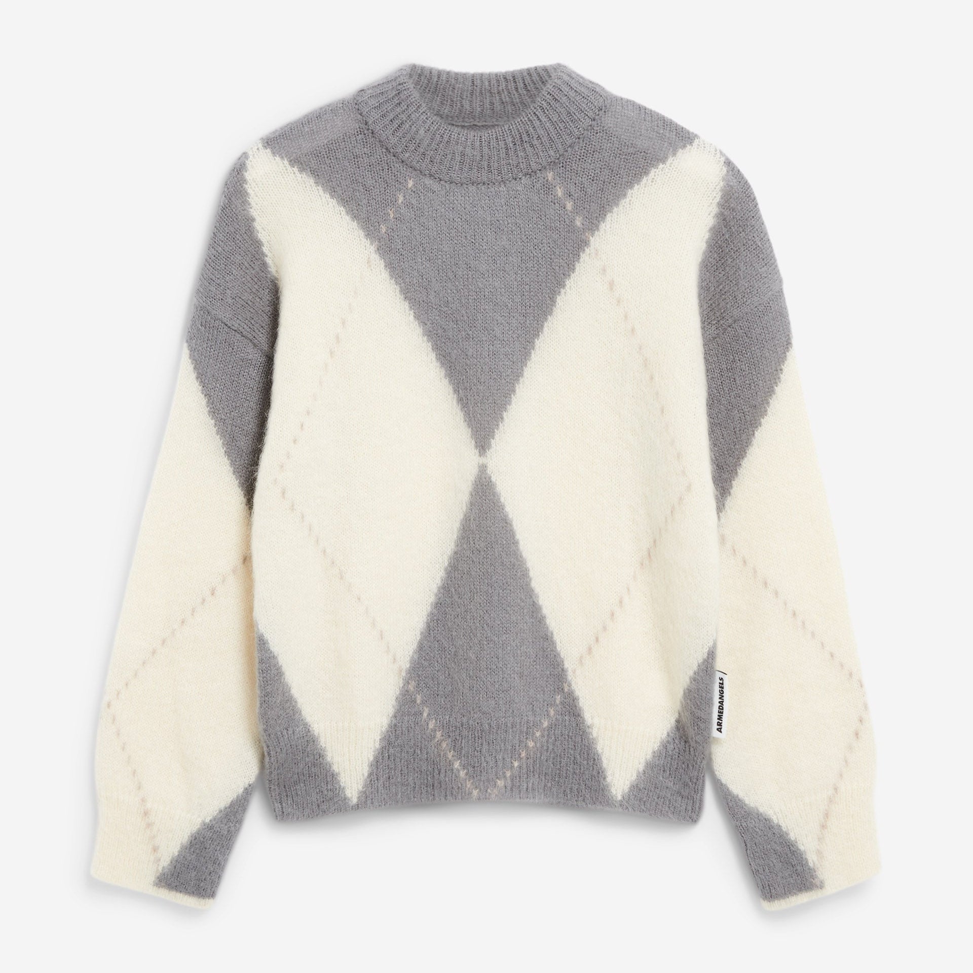 Ein flauschiger Strickpullover mit großem Argyle-Muster in Grau- und Cremefarben, langen Ärmeln und geripptem Rundhalsausschnitt.
