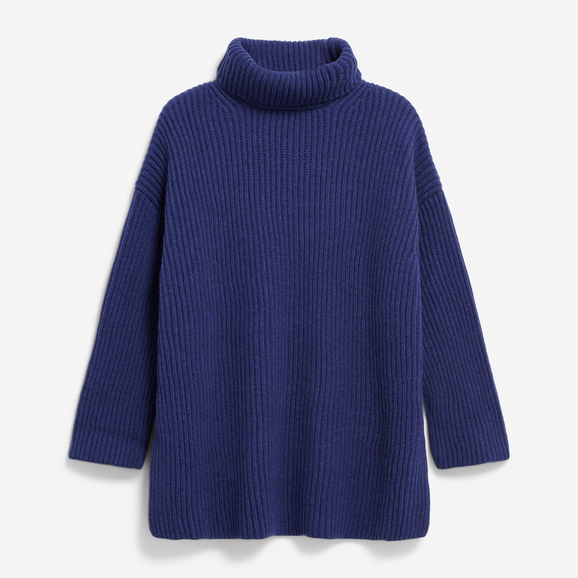 Ein locker sitzender, langärmeliger Rollkragenpullover aus Rippenstrick in einfarbigem Dunkelblau auf weißem Hintergrund.