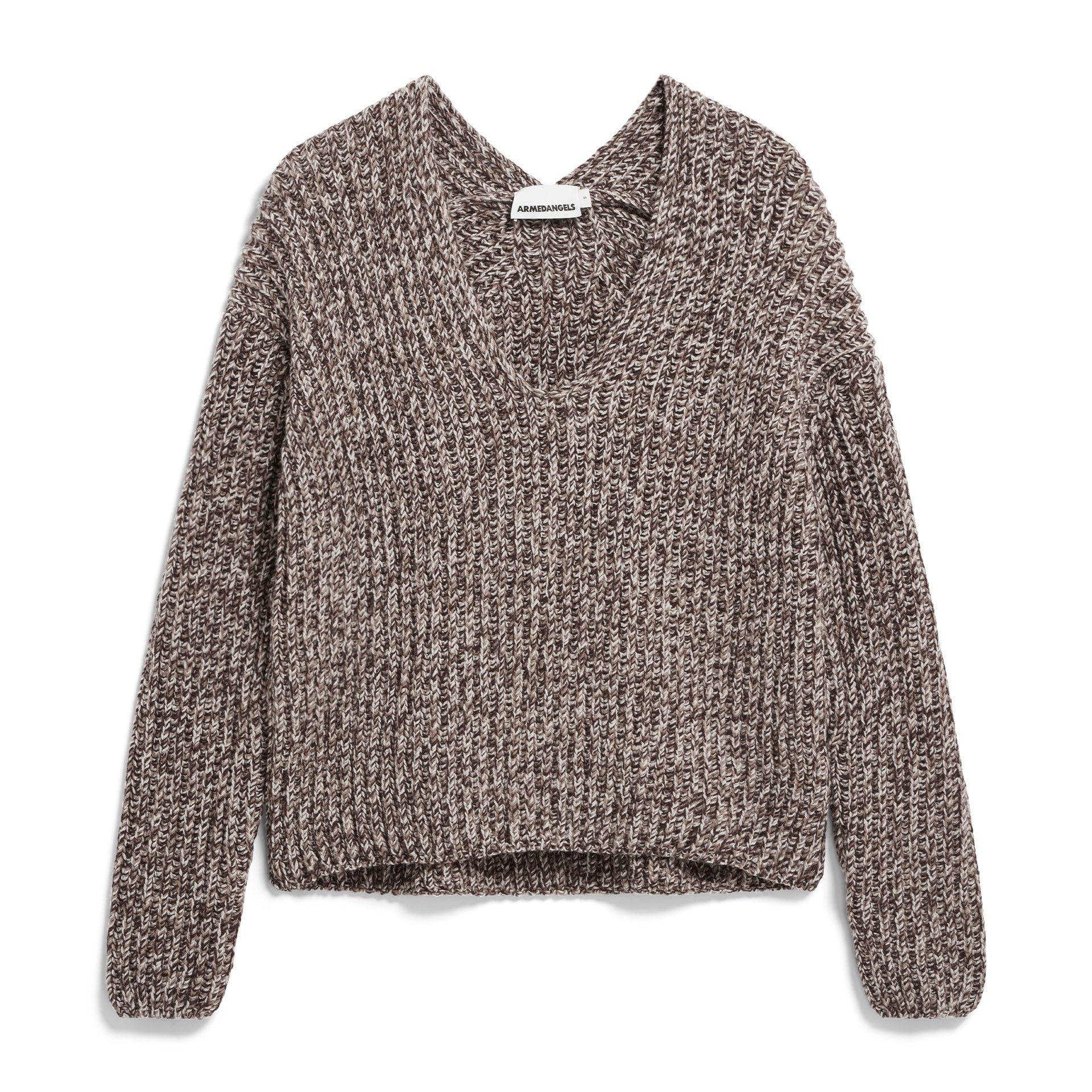 Brauner und grauer, langärmeliger Strickpullover mit tiefem V-Ausschnitt und gerippter Struktur, flach auf weißem Grund gelegt.