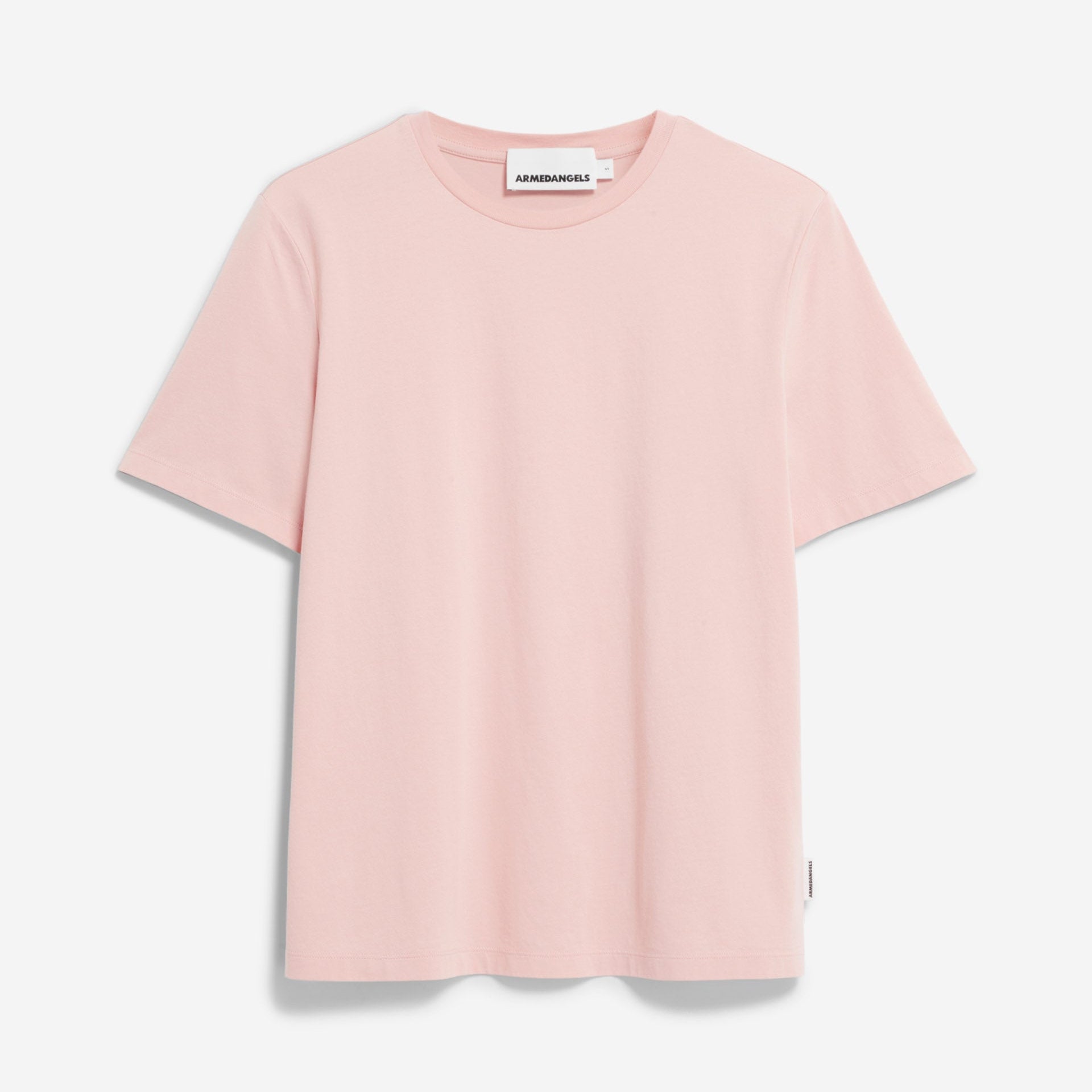 Ein schlichtes, hellrosa T-Shirt mit Rundhalsausschnitt und kurzen Ärmeln wird vor einem weißen Hintergrund gezeigt. Das Shirt hat ein einfaches Design ohne sichtbare Muster, Grafiken oder Logos.